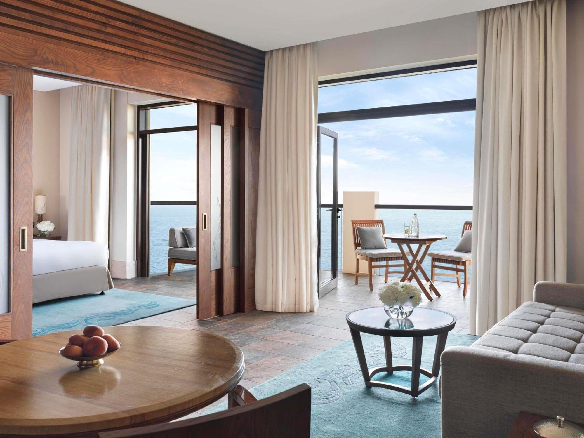 Junior Suite met Kingsize Bed en Slaapbank - Eigen Balkon - Uitzicht op Zee - Toegang tot de Club
