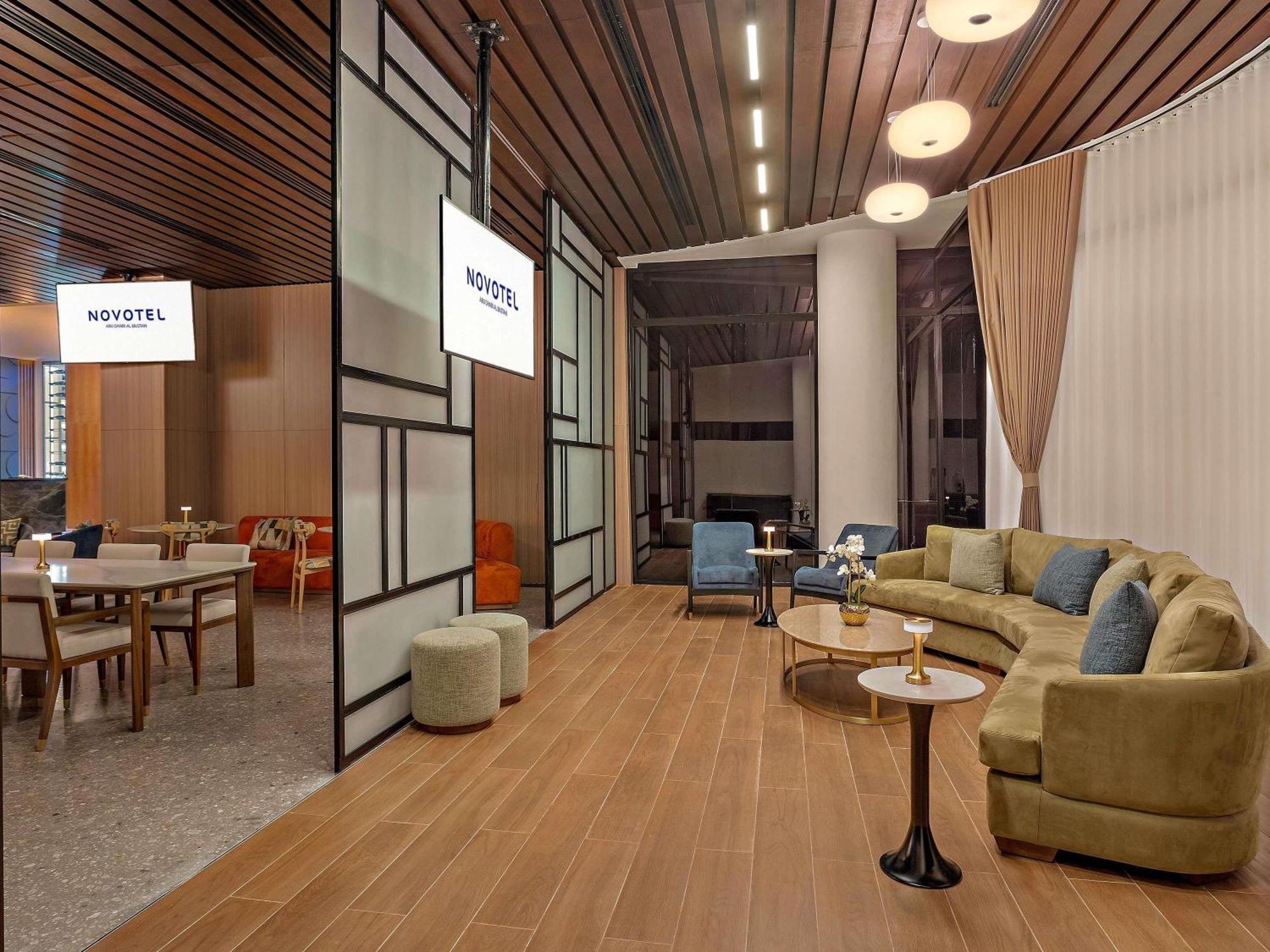 Executive Queen Room Lounge Access