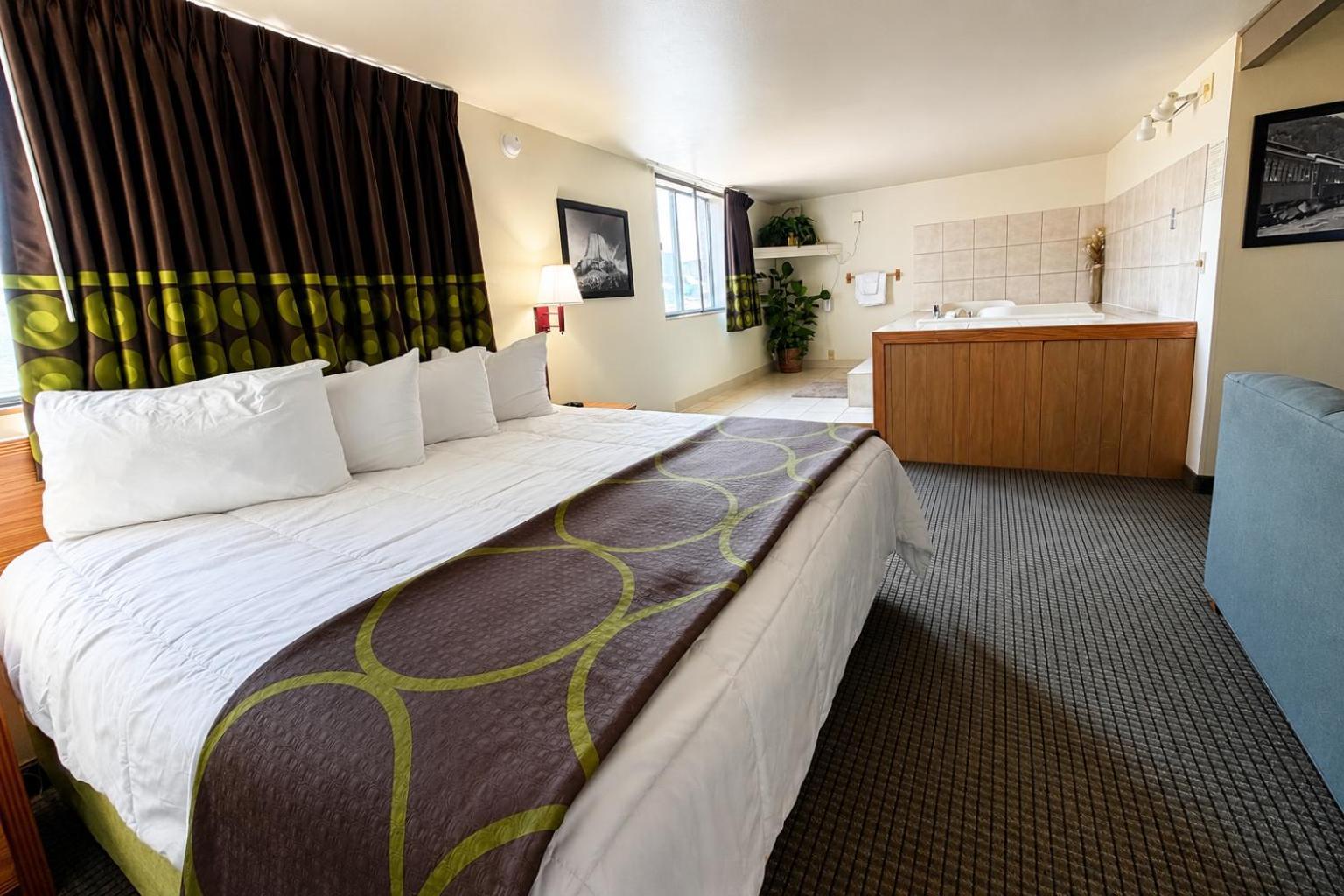 King Bed Non-Smoking Jetted Tub