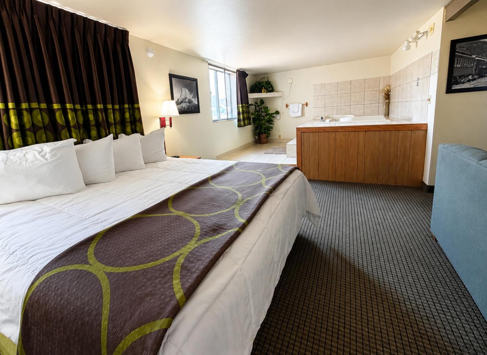 King Bed Non-Smoking Jetted Tub