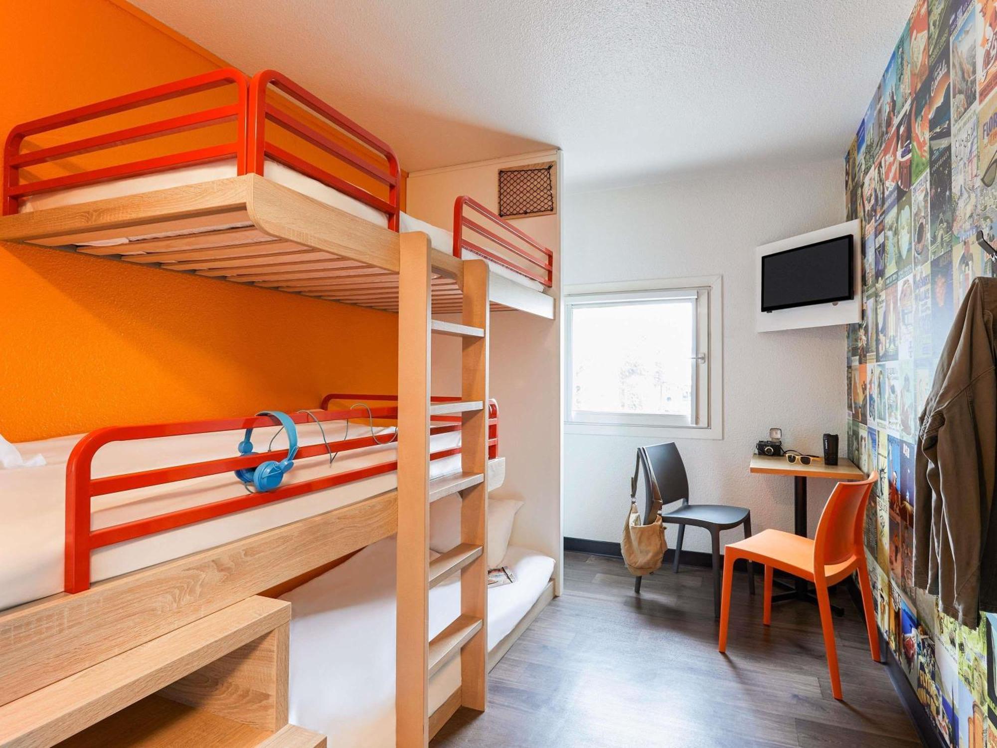 Chambre Break avec 3 Lits Simples Superposés et Salle de Bains Commune