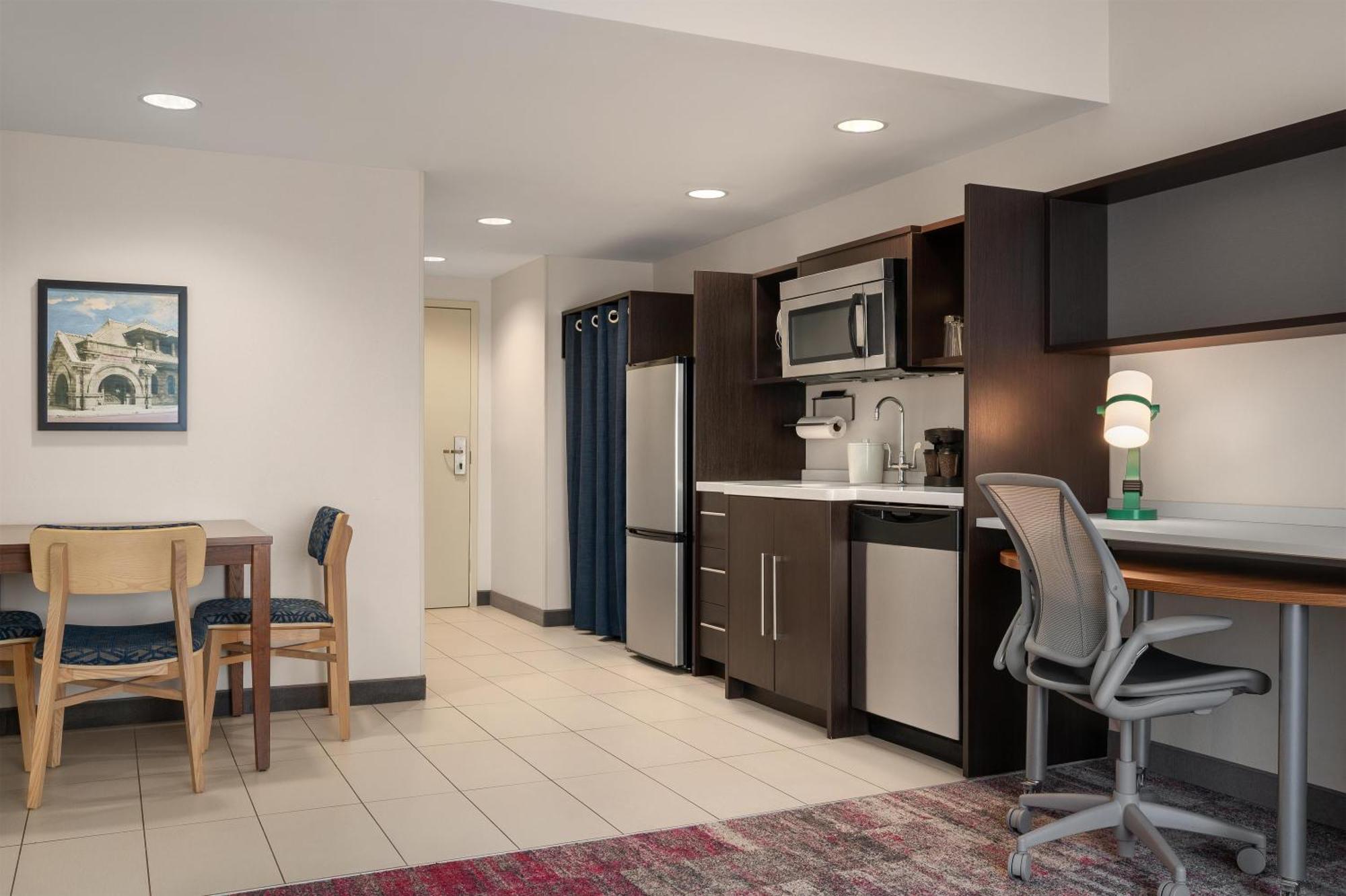 One-Bedroom Queen Suite Non-Smoking