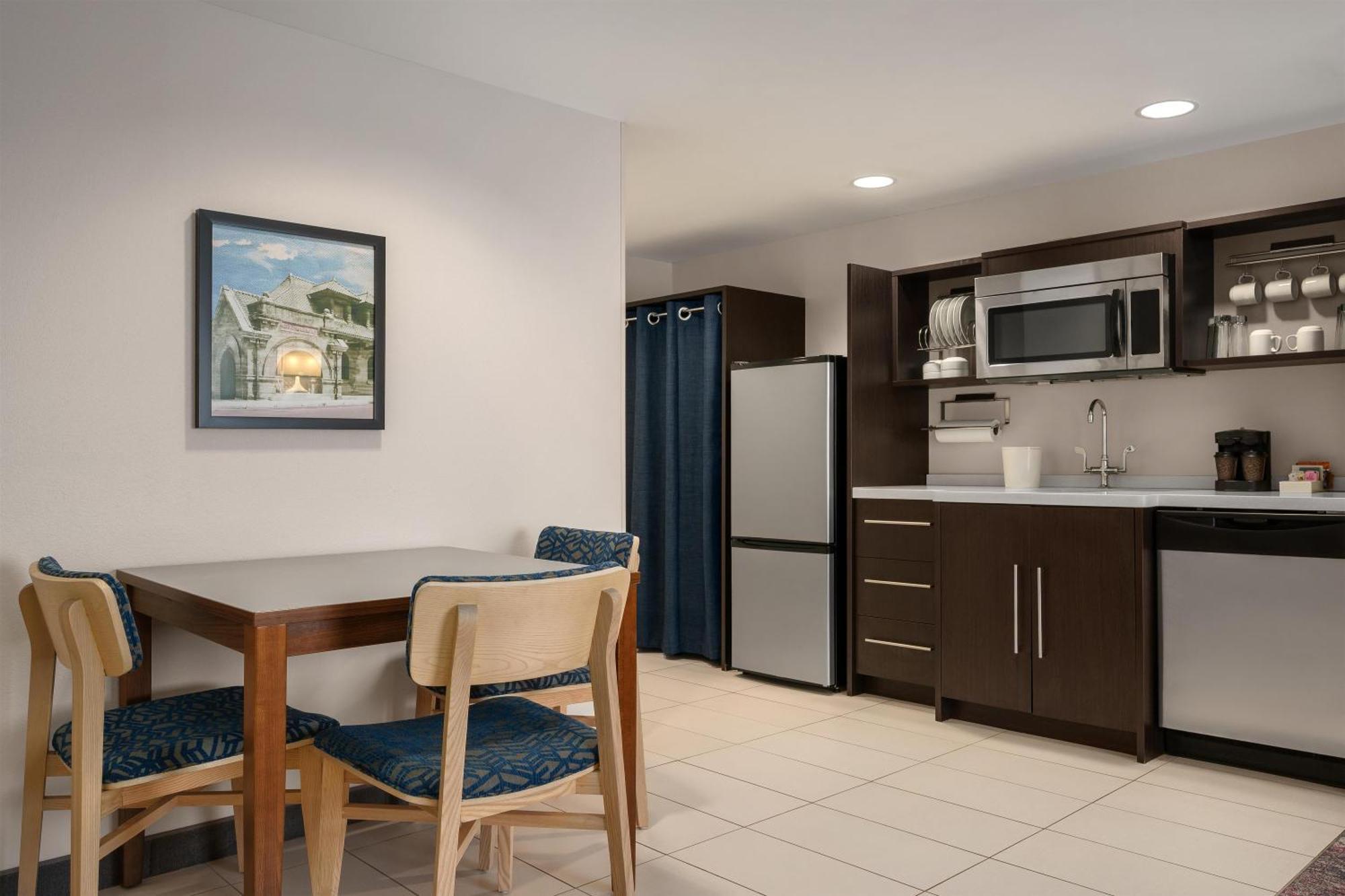 One-Bedroom Queen Suite Non-Smoking