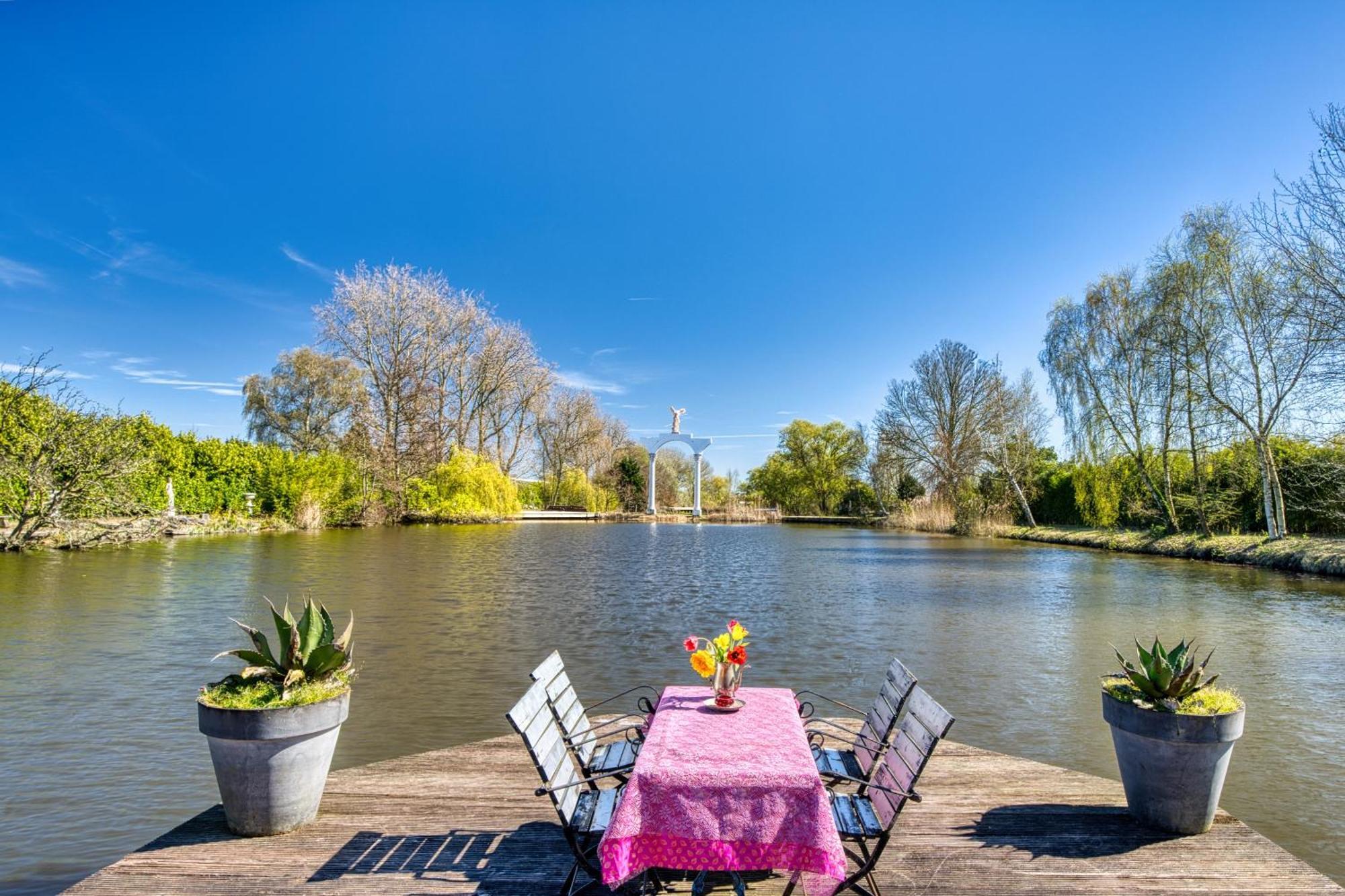 Bungalow Water Front