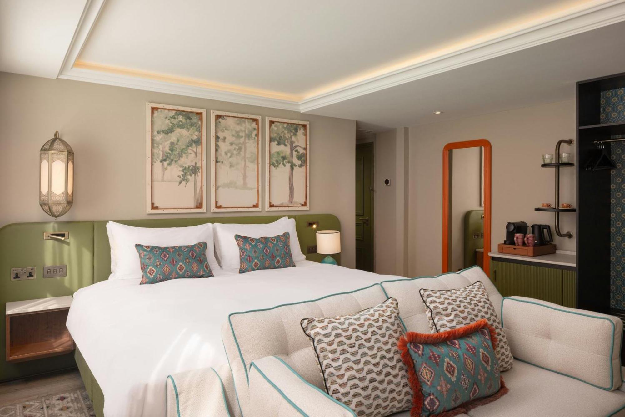 Superior King Room City View