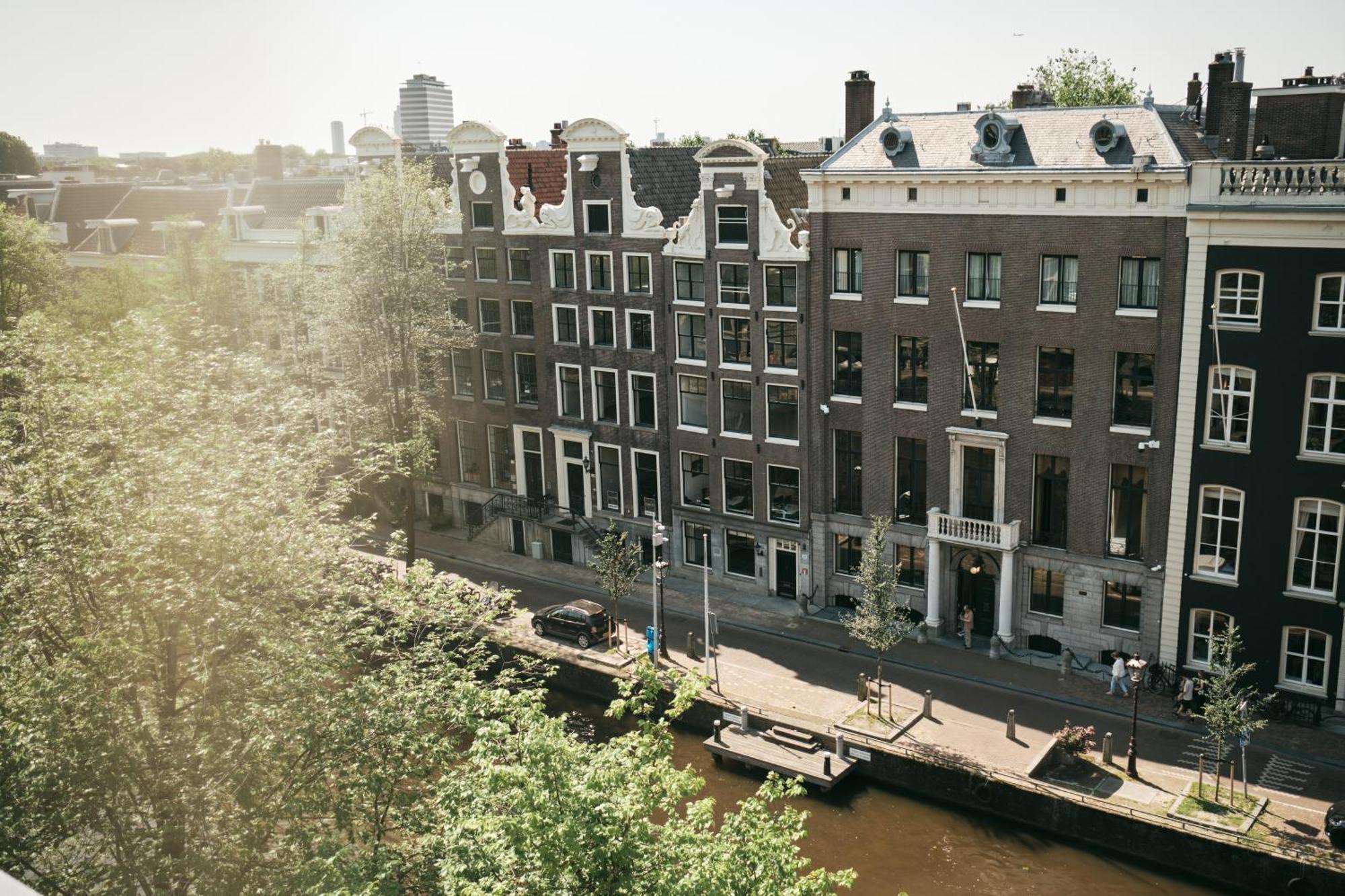 Comfy room canal view