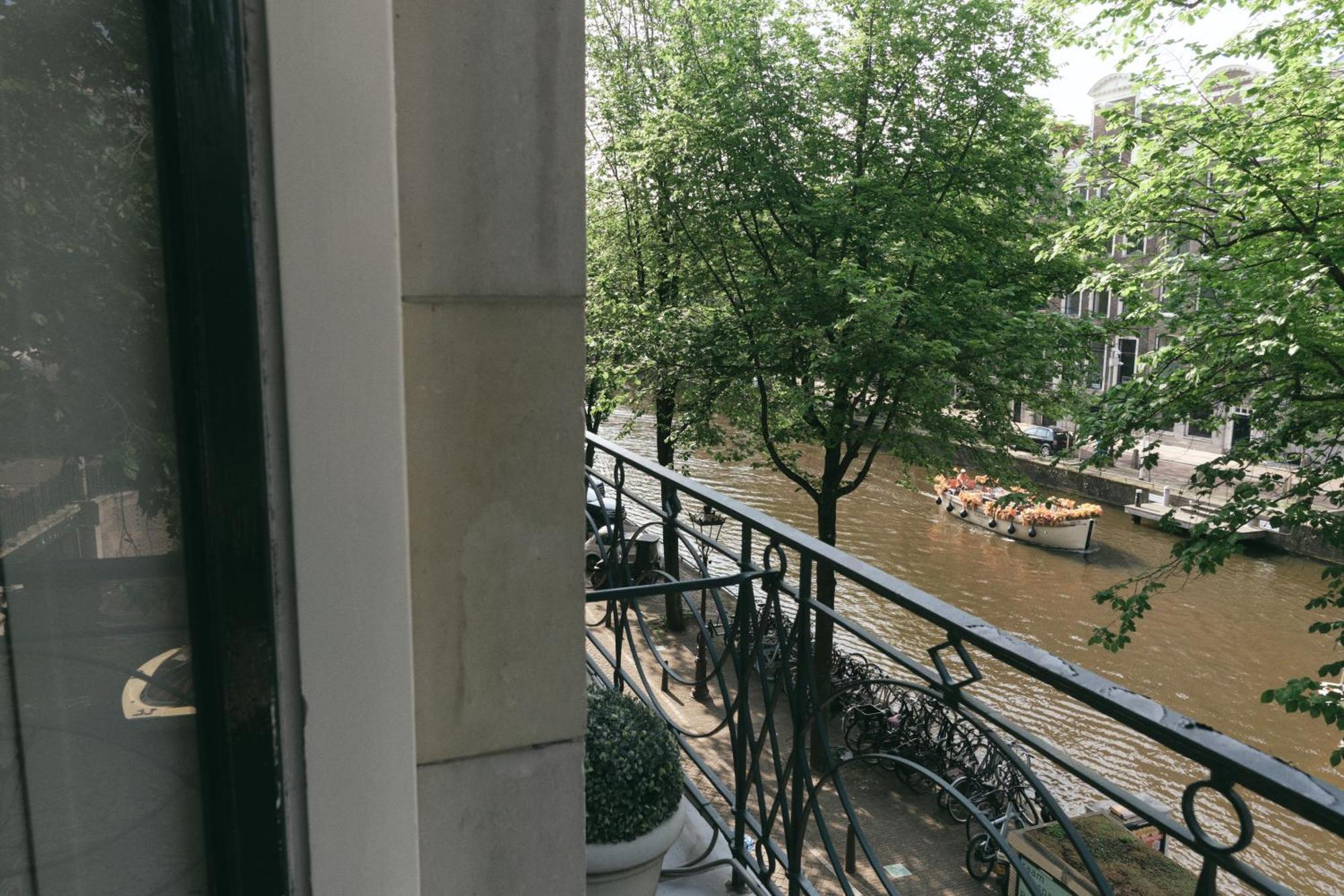 Comfy room canal view