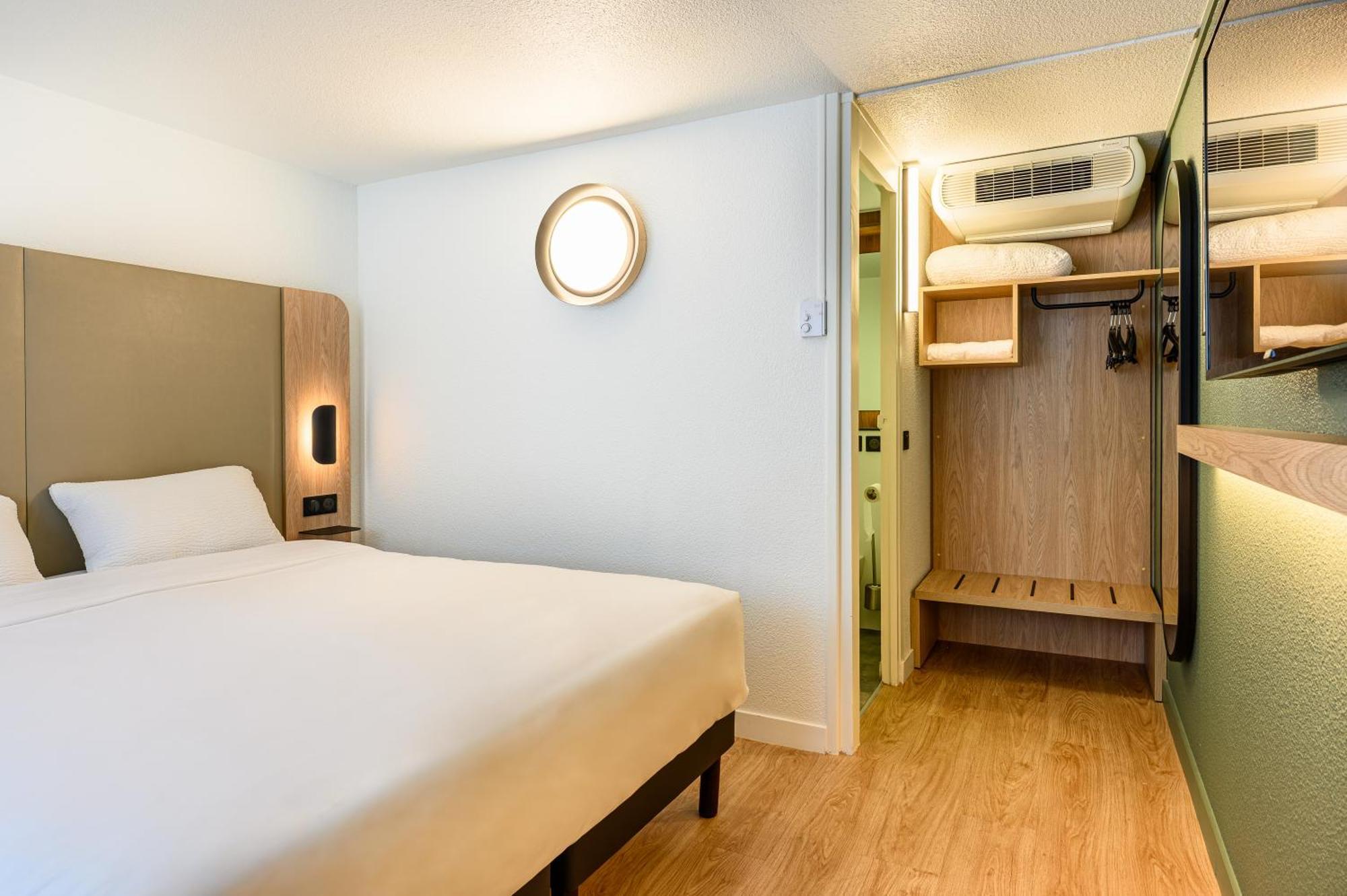 Standard Room 1 Queen Bed
