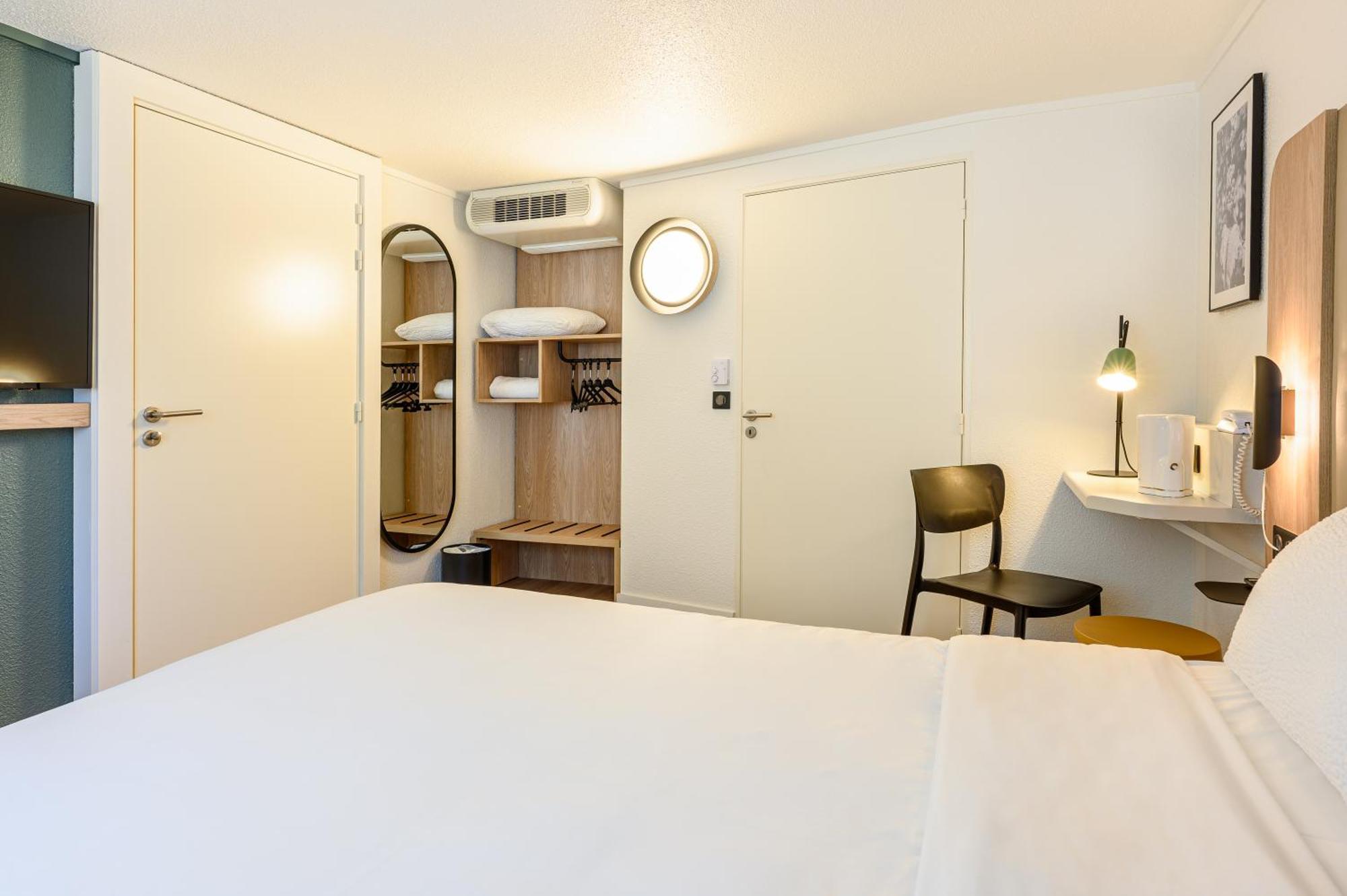 Standard Room 1 Queen Bed