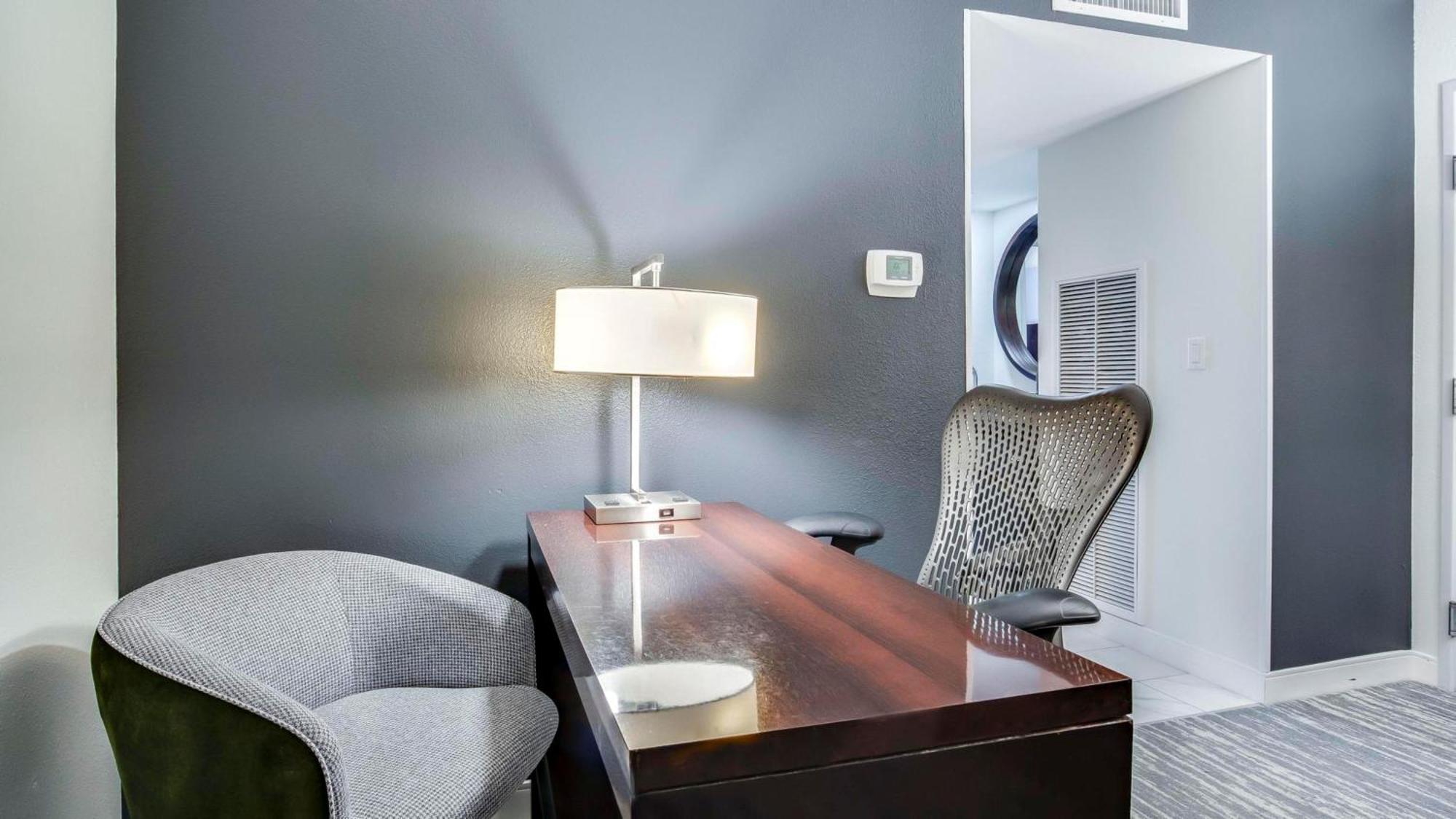 Queen Room Two Queen Beds Hearing Accessible or Nom-Smoking