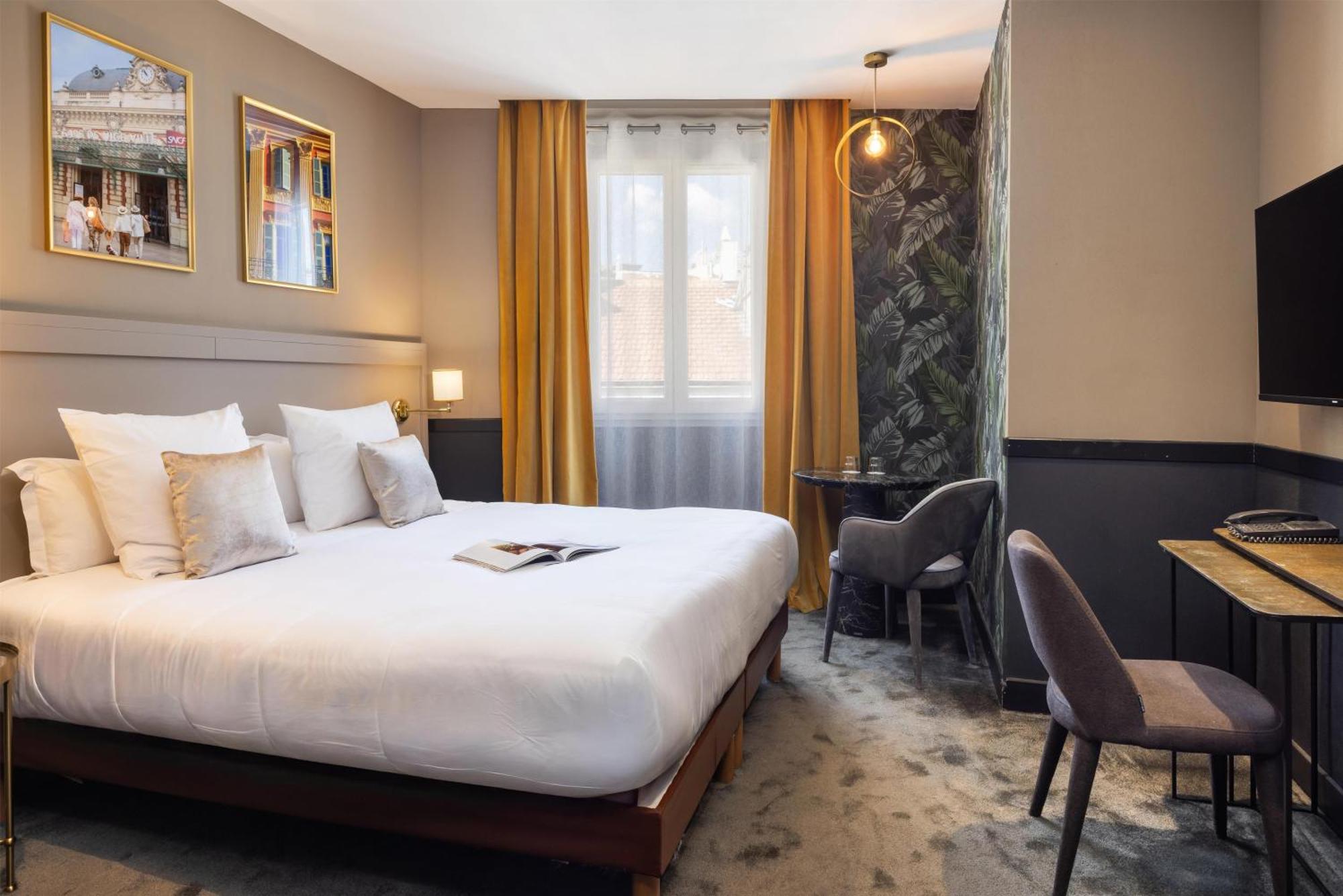 Deluxe Queen Room