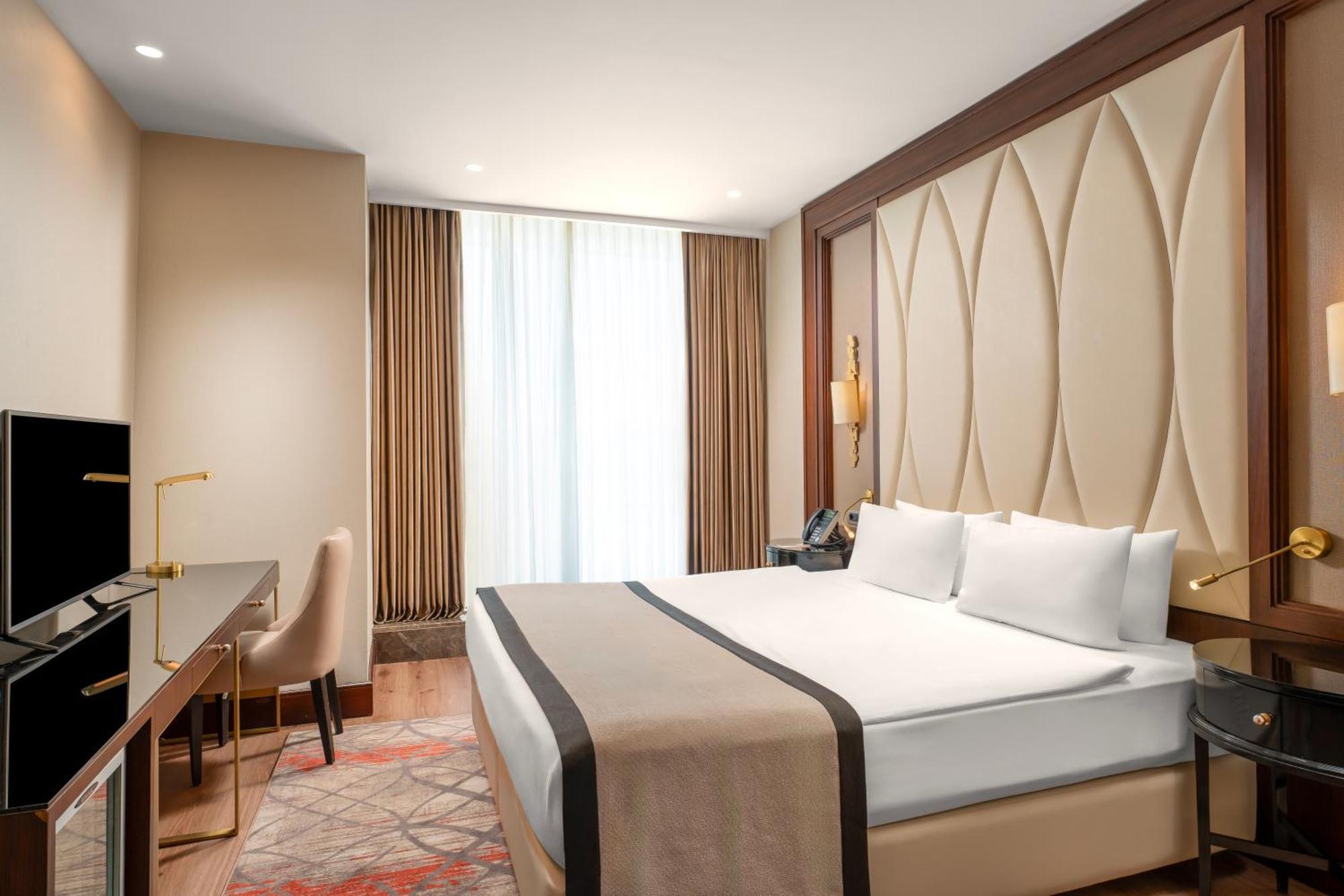 Trendy Room Queen Size Bed