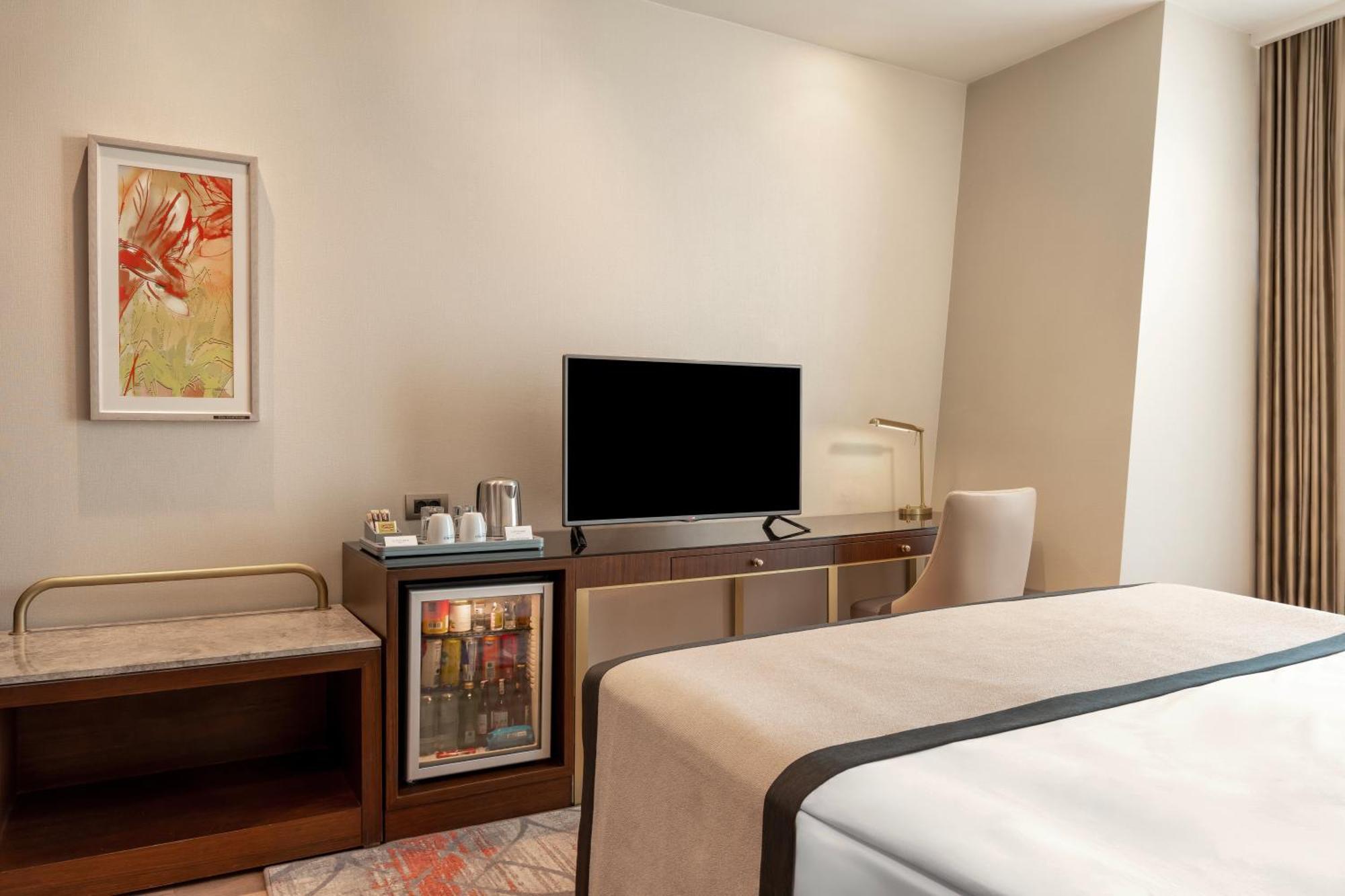 Trendy Room Queen Size Bed