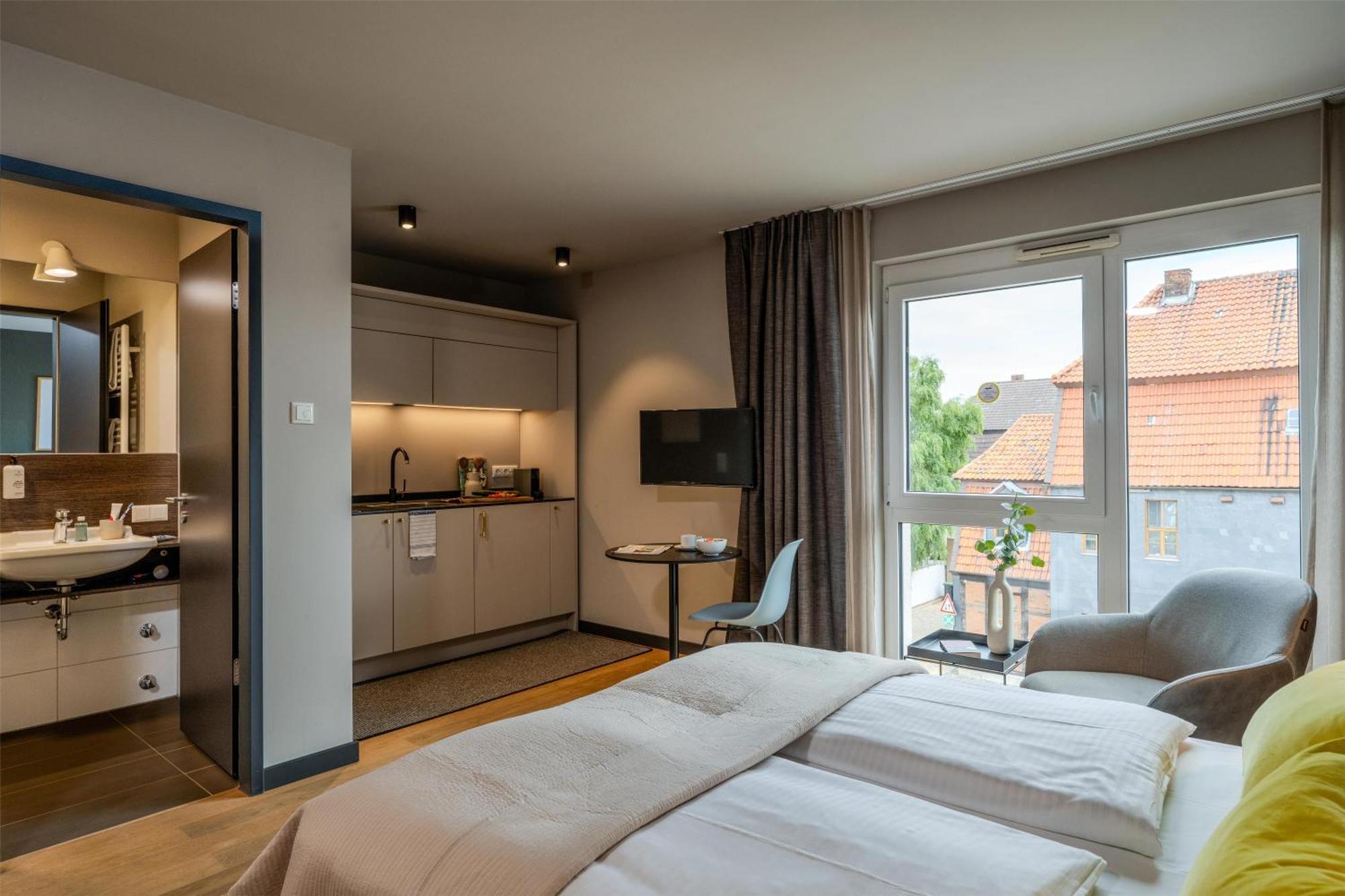 Smart Apartment Queen Bed Kitchen