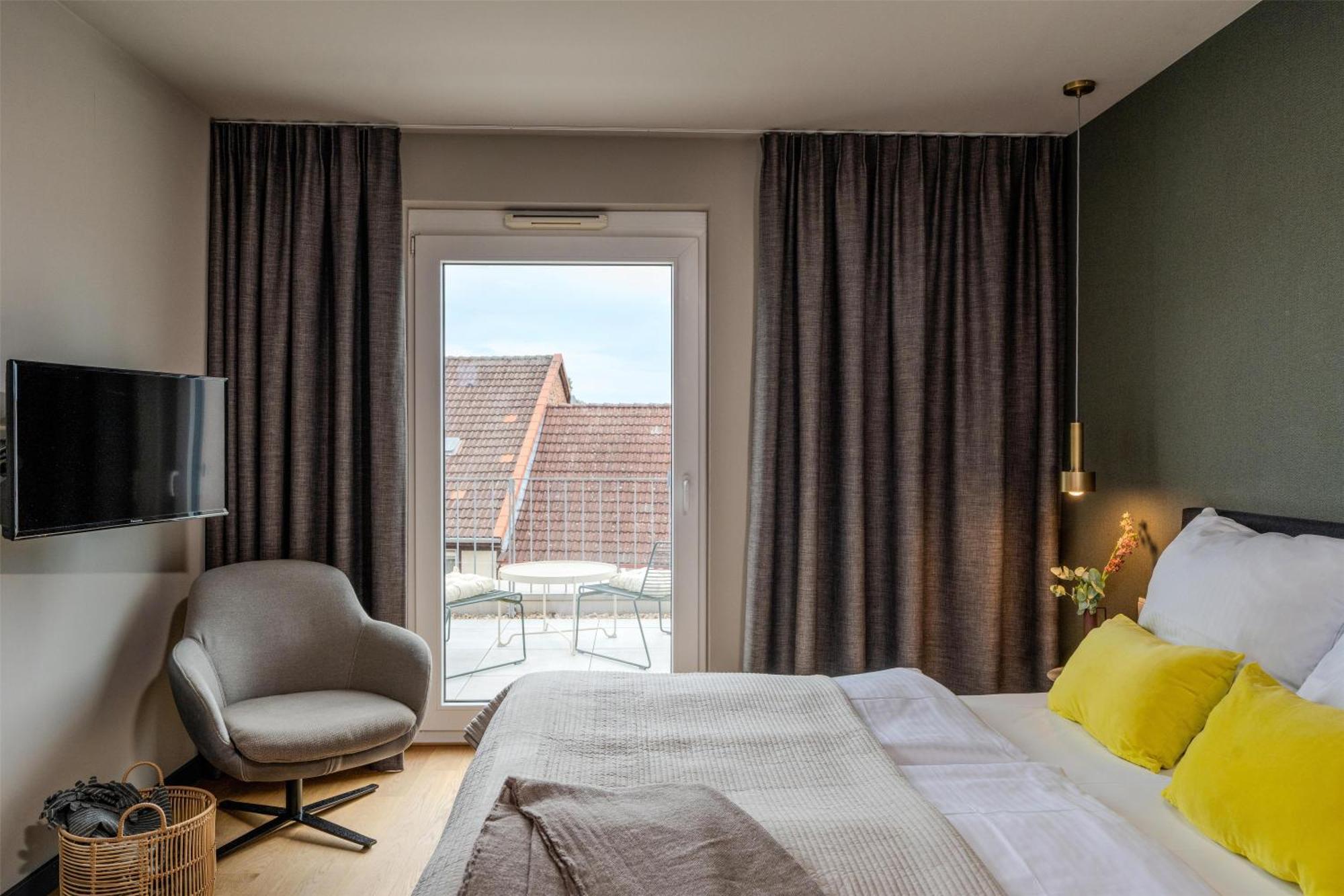 Medium Plus Apartment Queen Bed Kitchen Terrace
