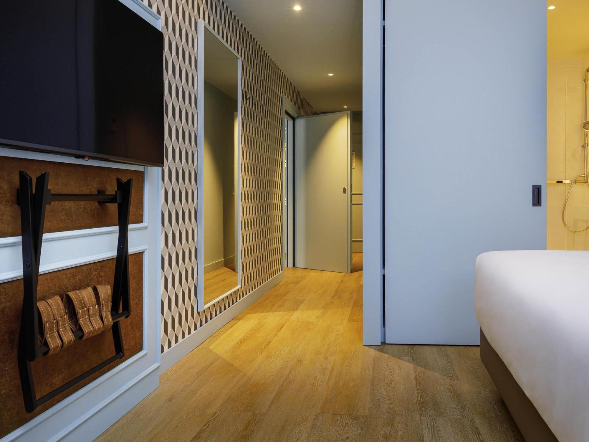 Classic Connecting Room Double Twin Beds