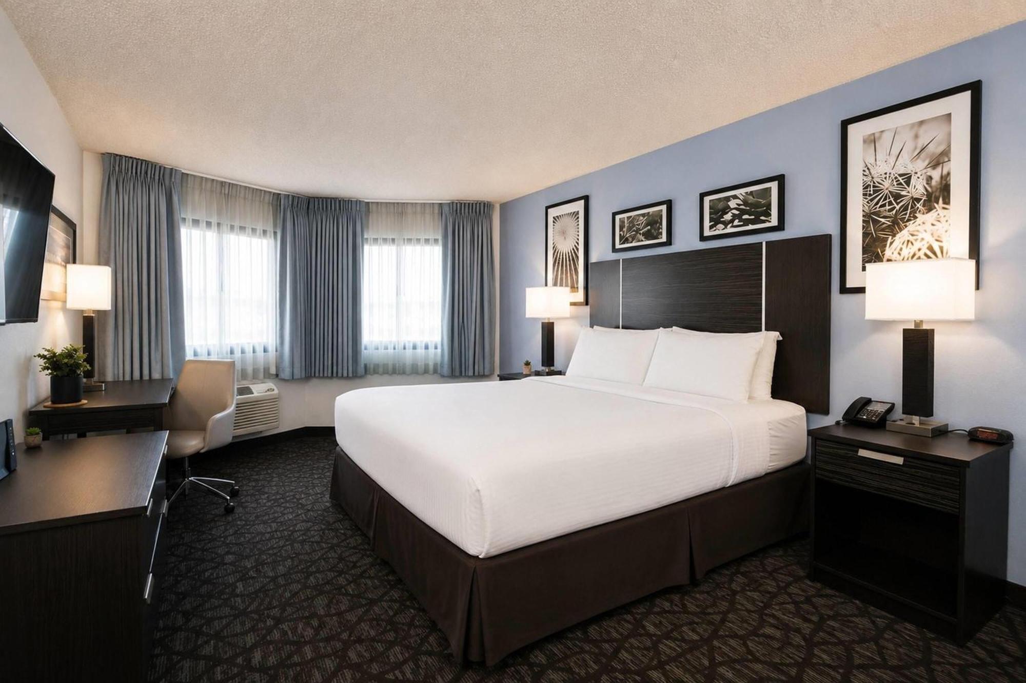 Deluxe King Room Mobility or Hearing Accessible Roll Shower or Non-Smoking