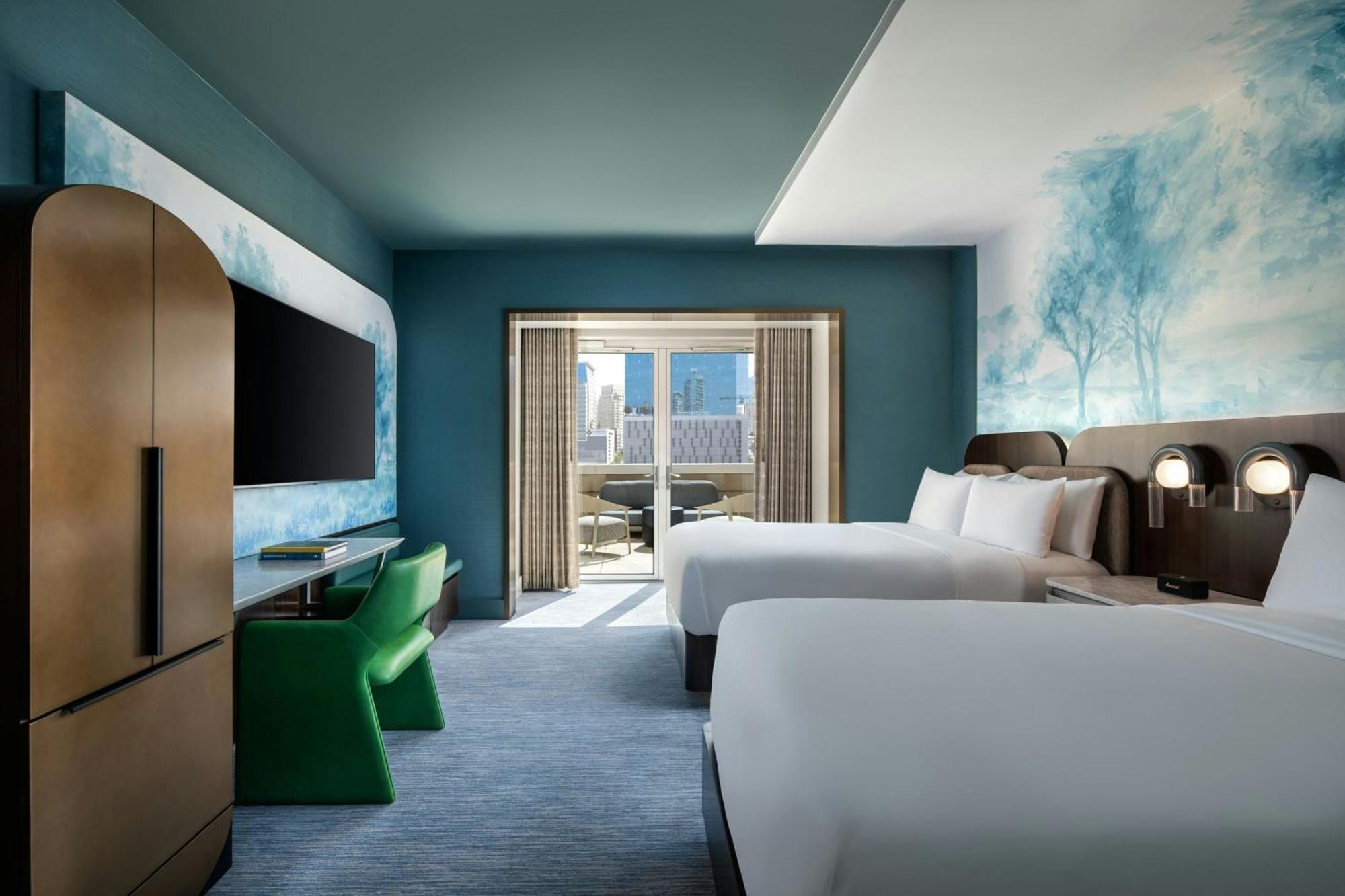 Premier Queen Room City View Balcony