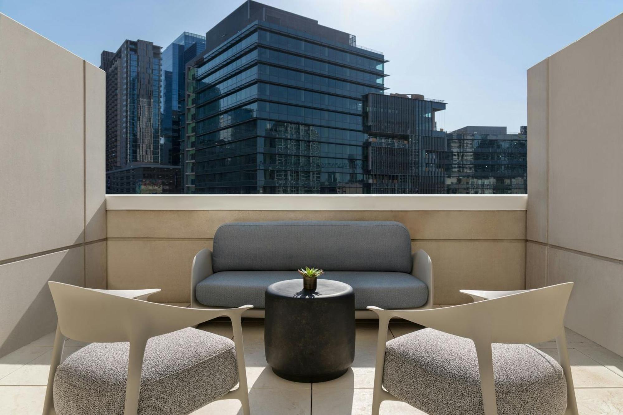 Premier King Room City View Balcony