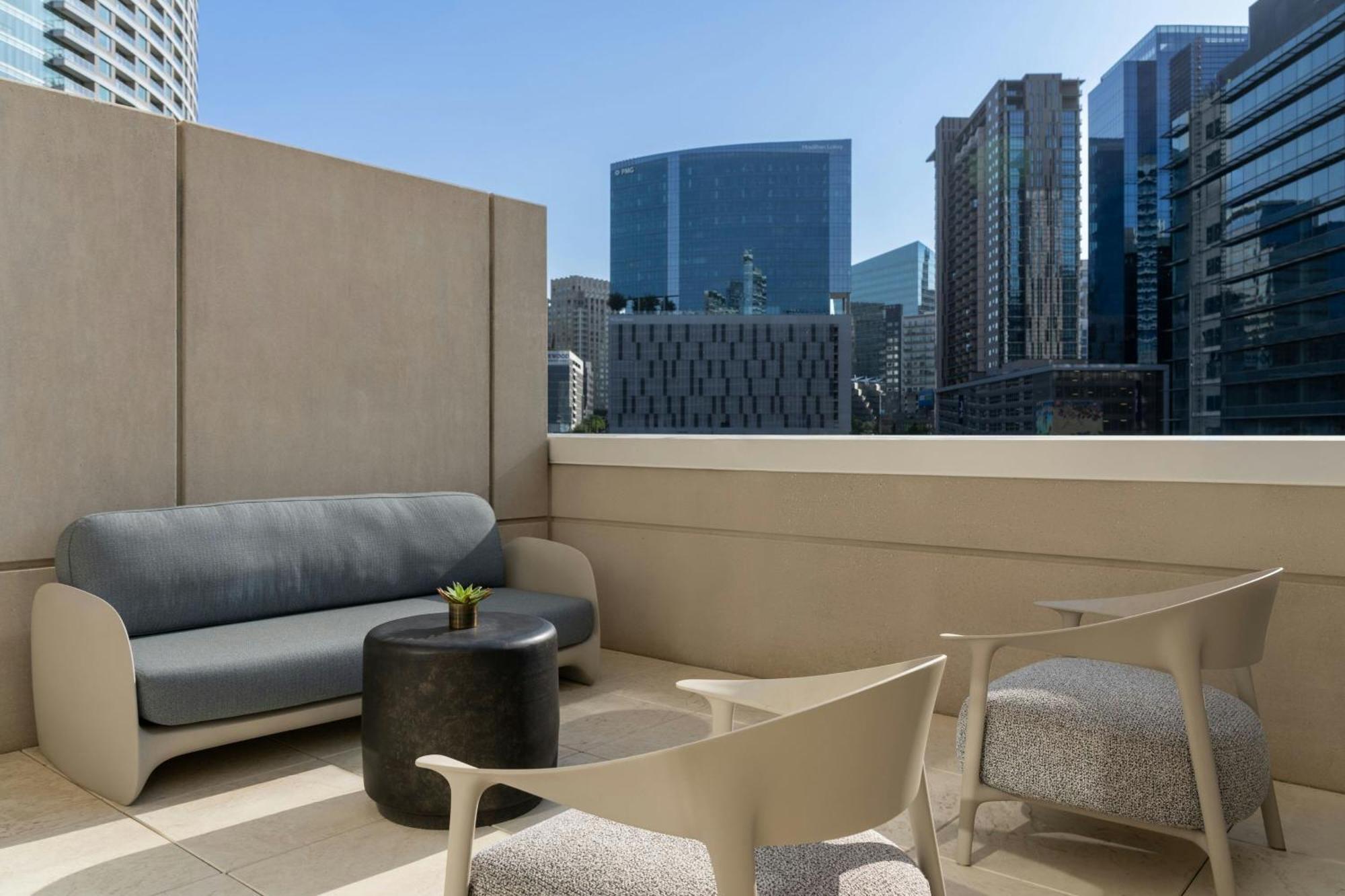 Premier Queen Room City View Balcony