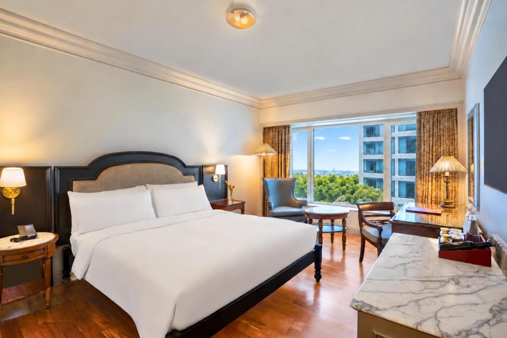 Deluxe King Guestroom Happy Hours 11 at Lounge Bar on Food & Beverages barring IRD on Spa
