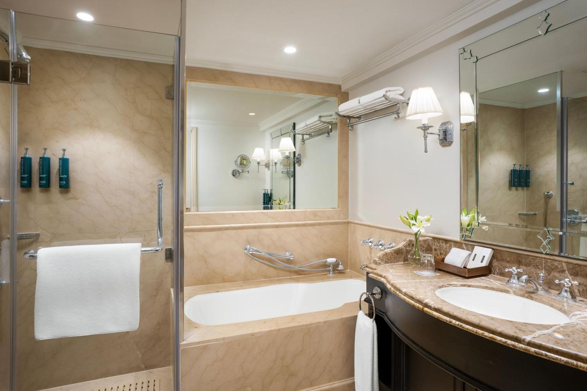 Deluxe King Guestroom Happy Hours 11 at Lounge Bar on Food & Beverages barring IRD on Spa