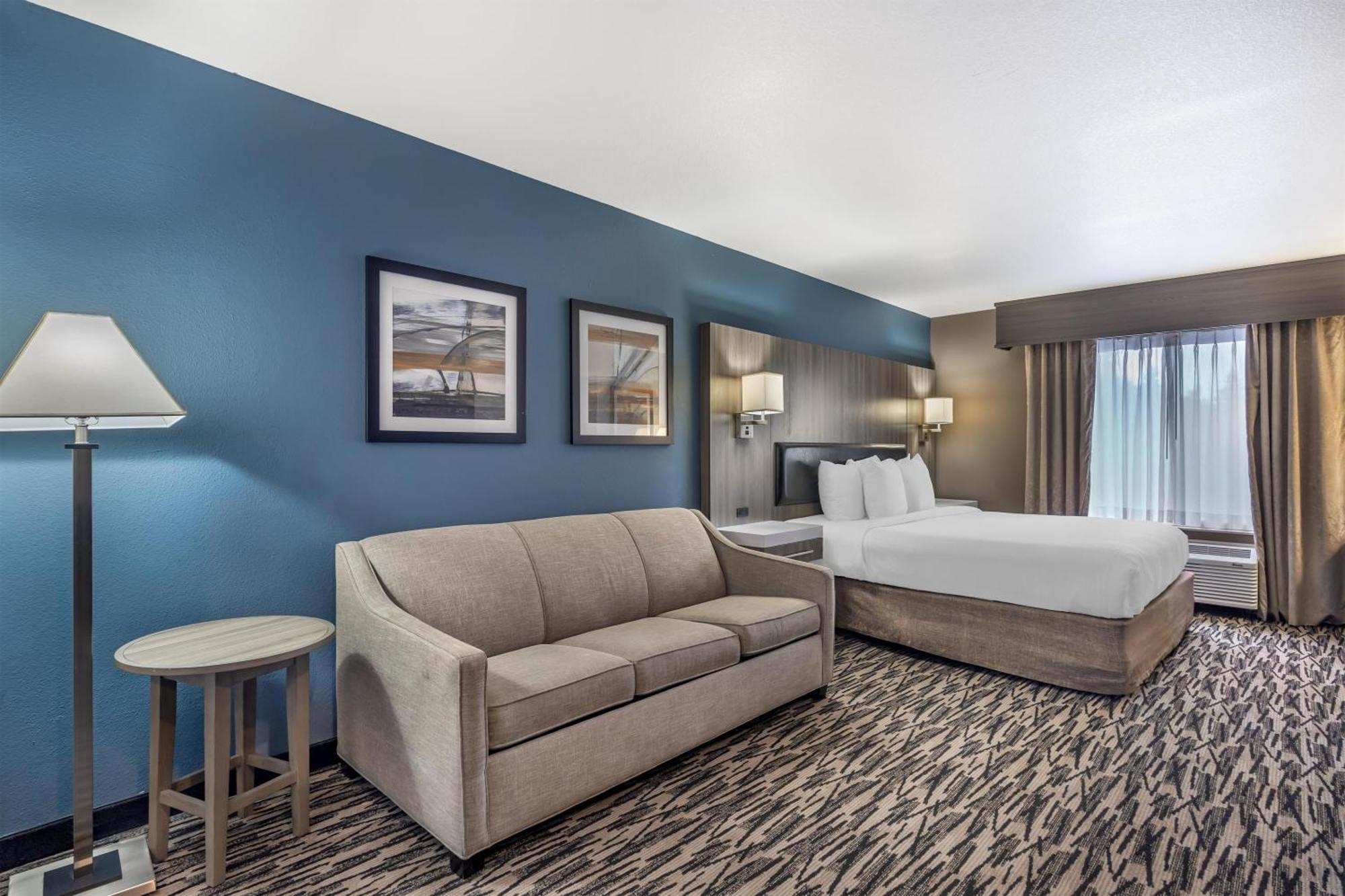 King Suite Two King Beds Kitchenette Sofa Bed or Non-Smoking