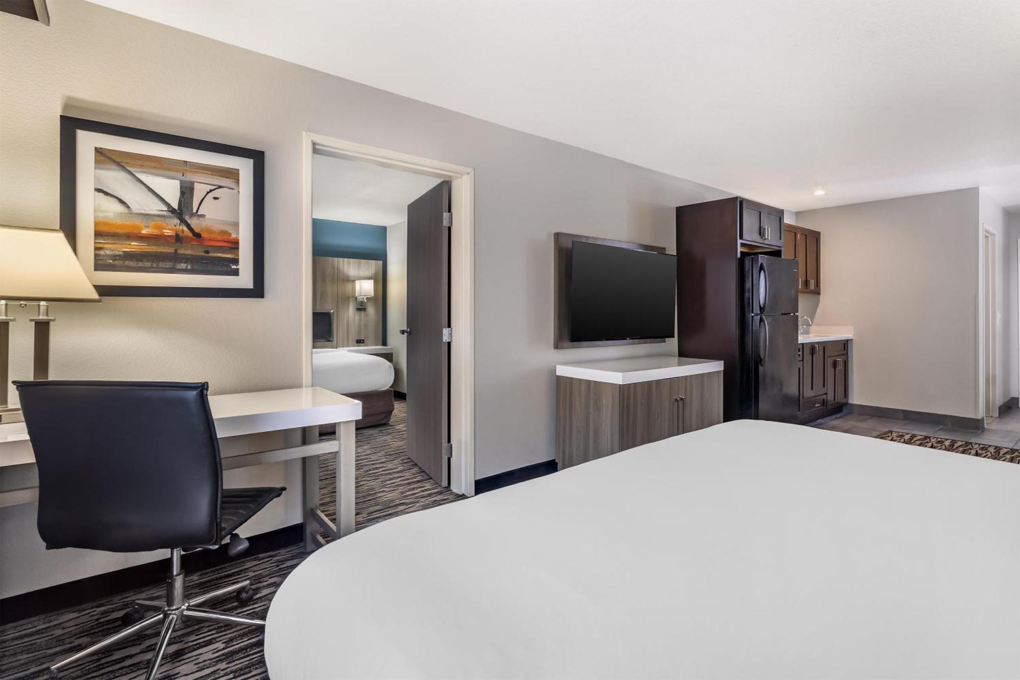 King Suite Two King Beds Kitchenette Sofa Bed or Non-Smoking