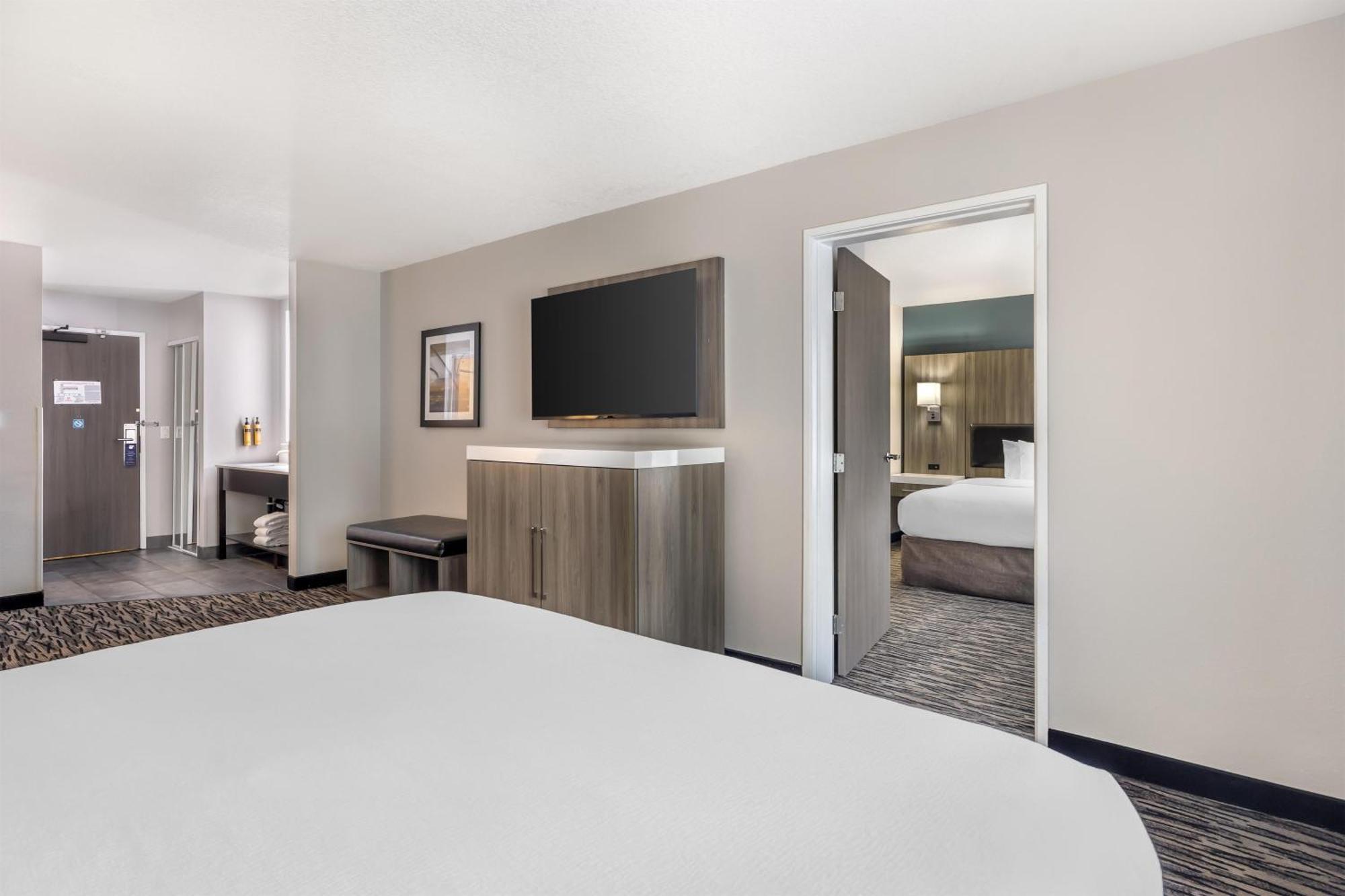 Suite Two King Beds Non-Smoking
