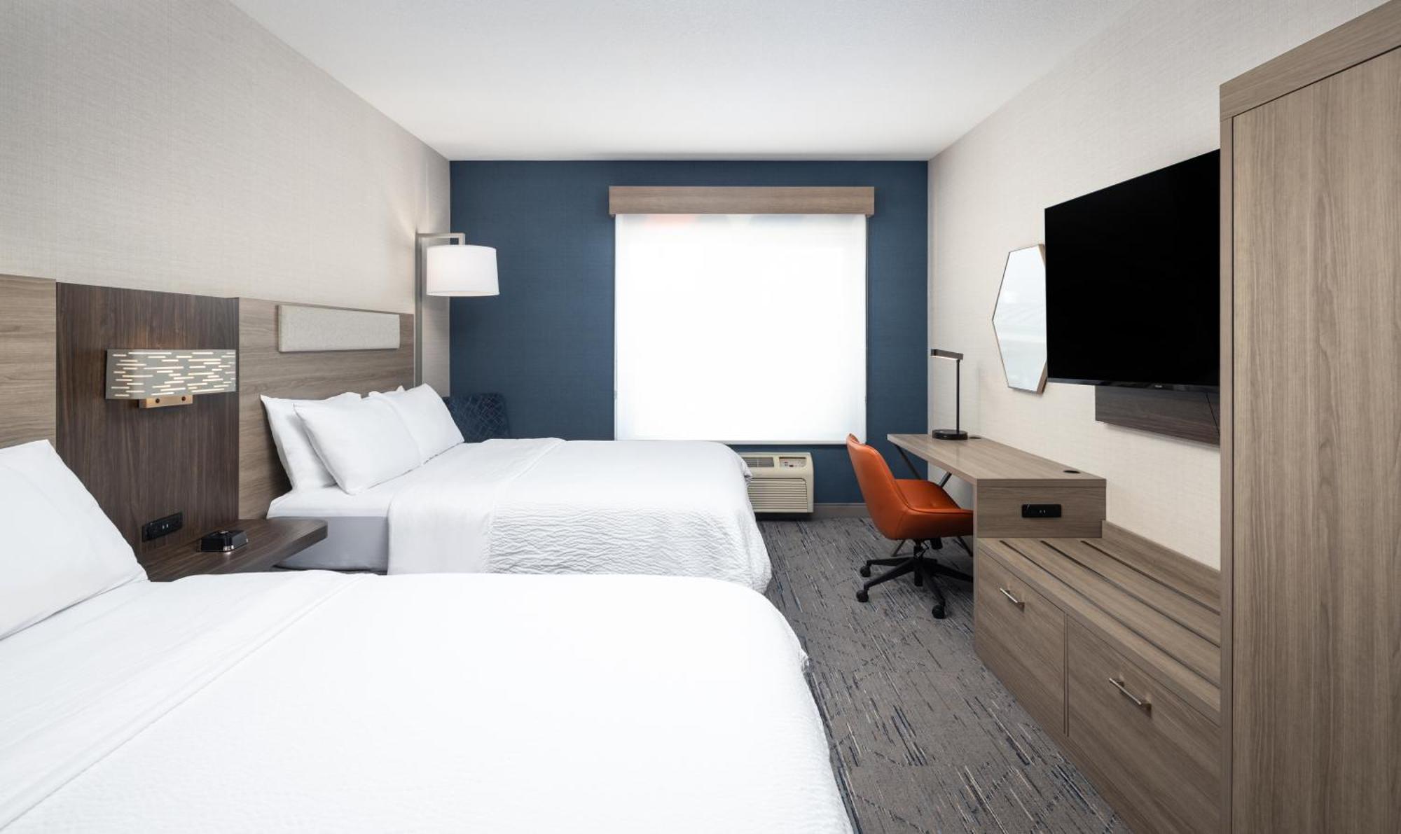 Queen Suite Extra Office Space
