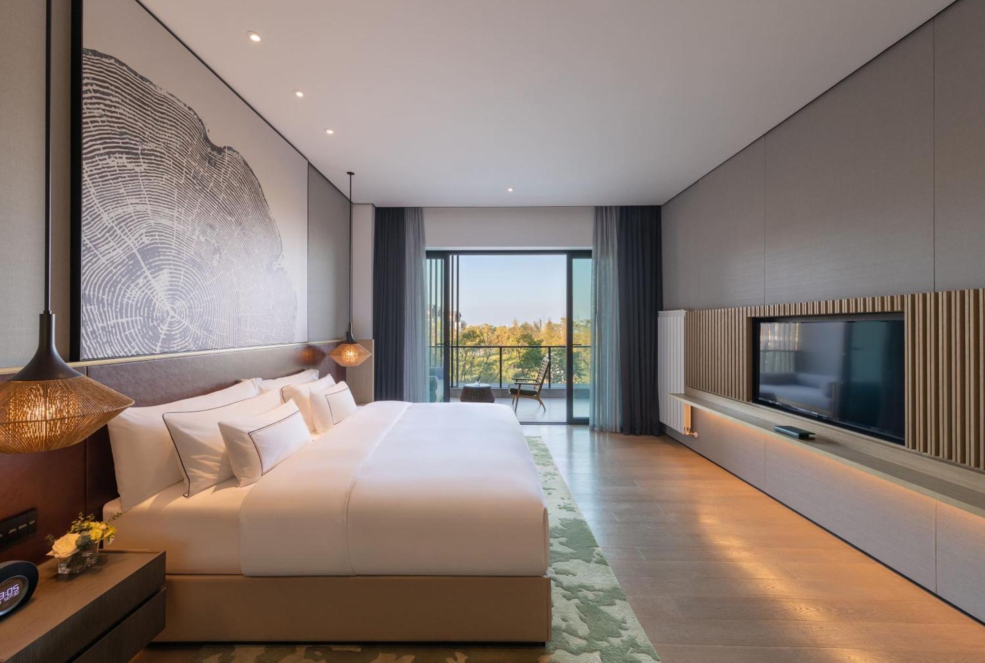 The Level Suite Lake View