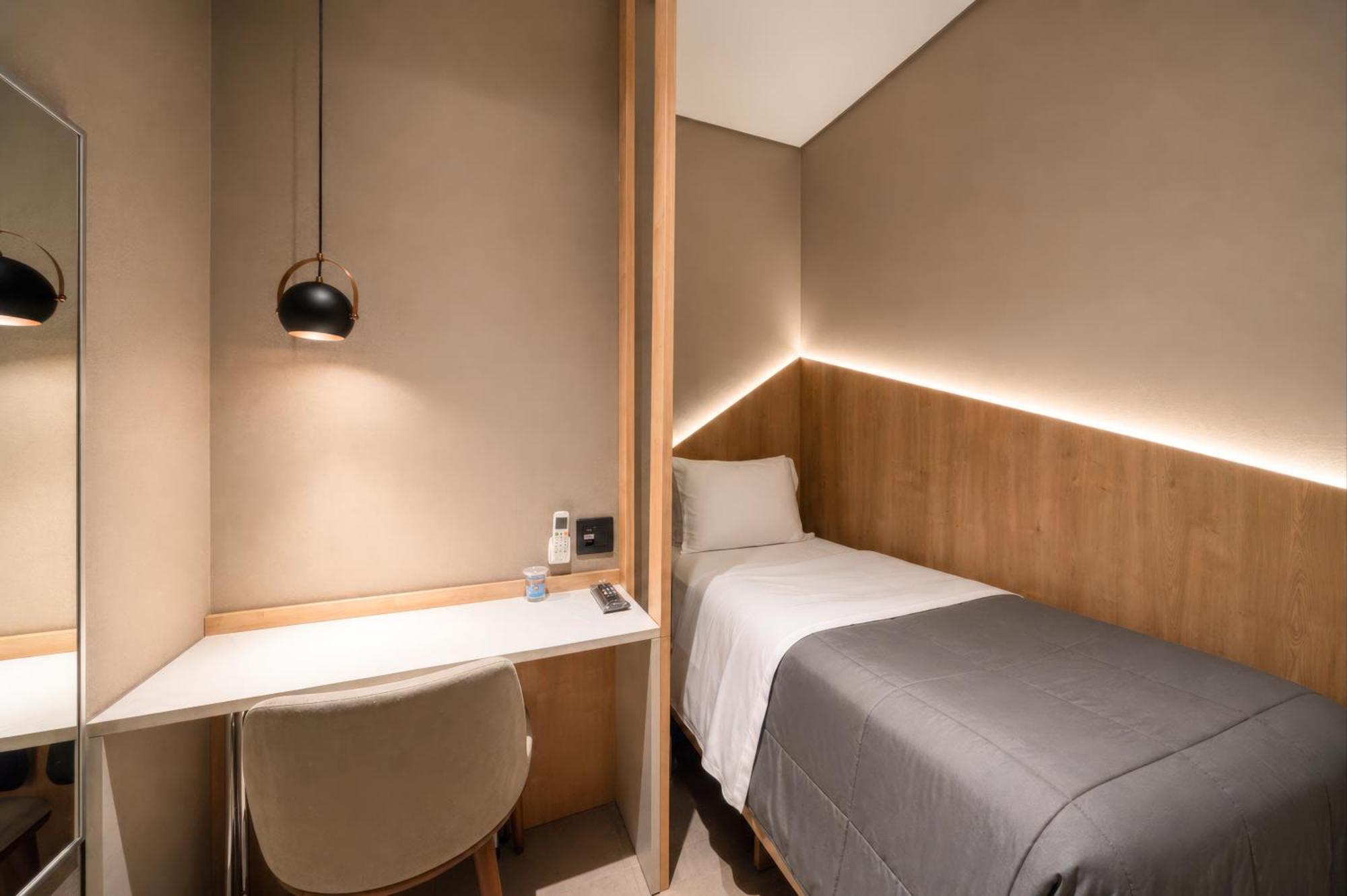 Quarto individual com banheiro compartilhado