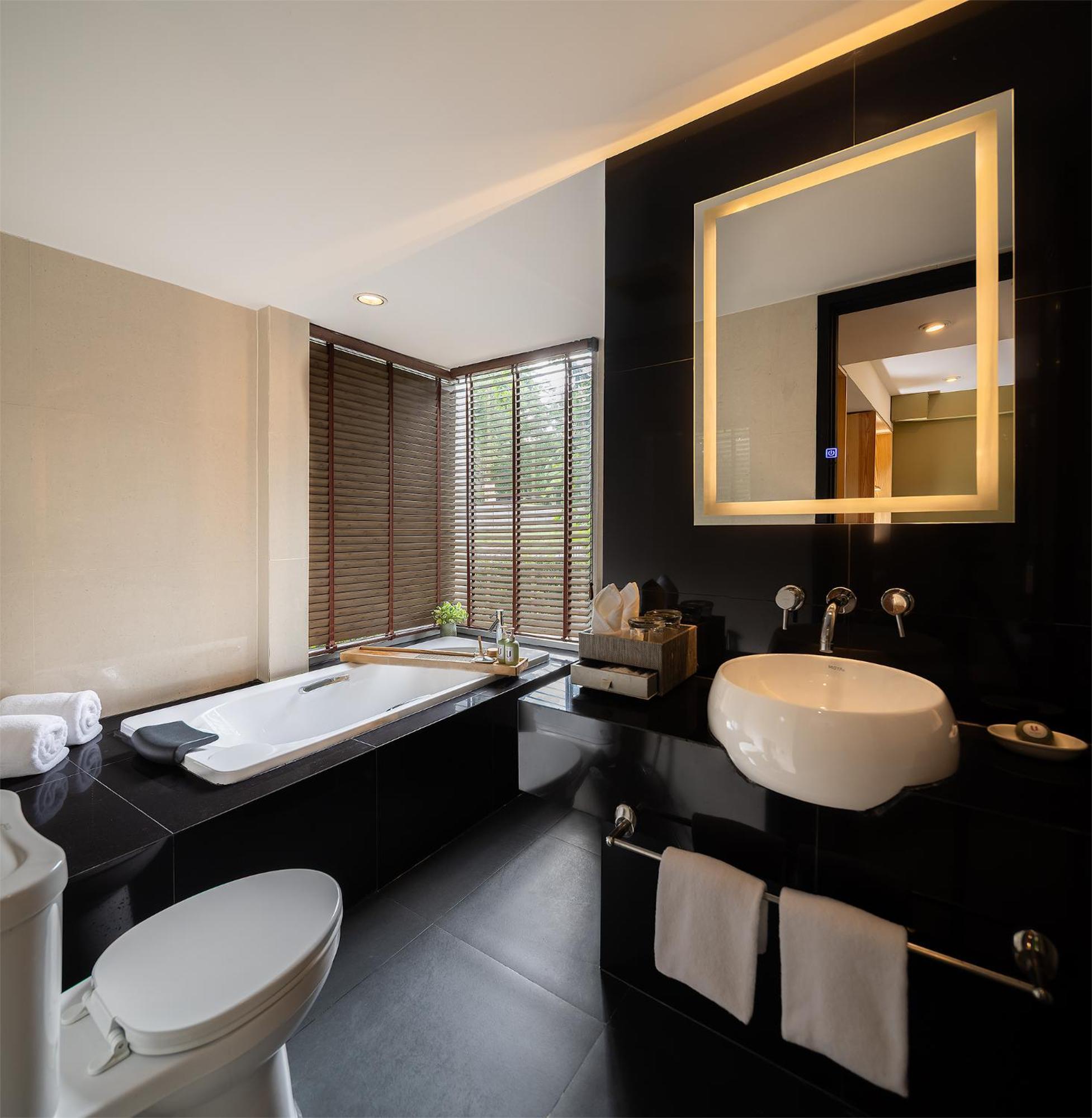 Suite Bathtub 24 hours of Room