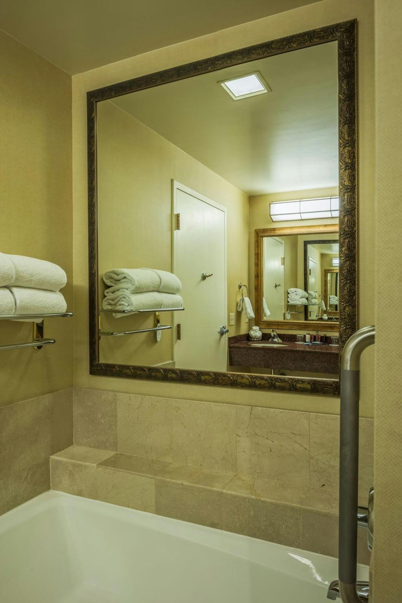 One-Bedroom King Suite
