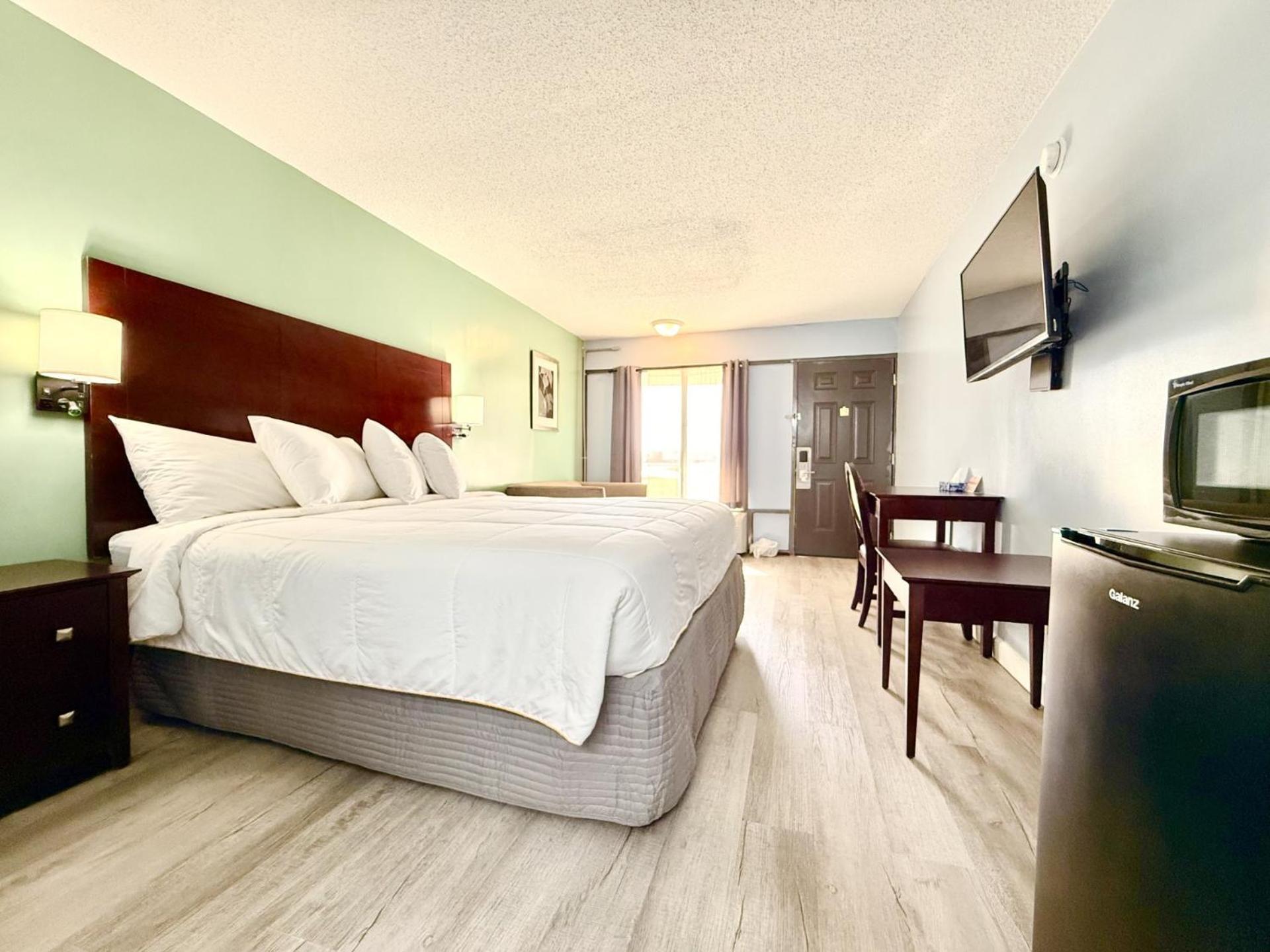 1 King Bed Non-Smoking