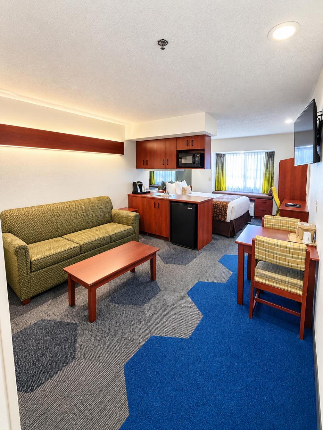 Queen Suite Non-Smoking
