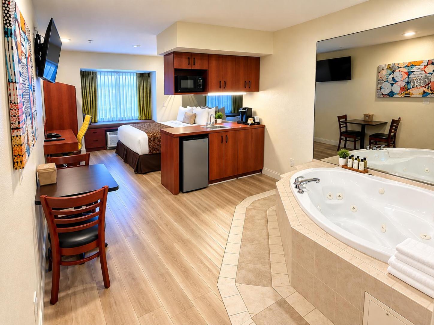 Luxury Queen Suite Jetted Tub Non-Smoking