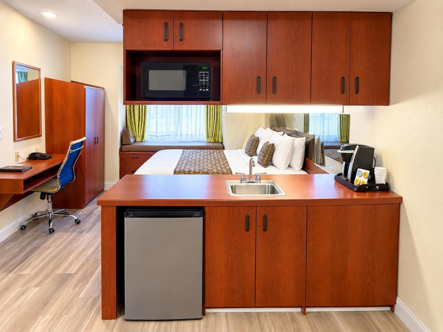 Luxury Queen Suite Jetted Tub Non-Smoking