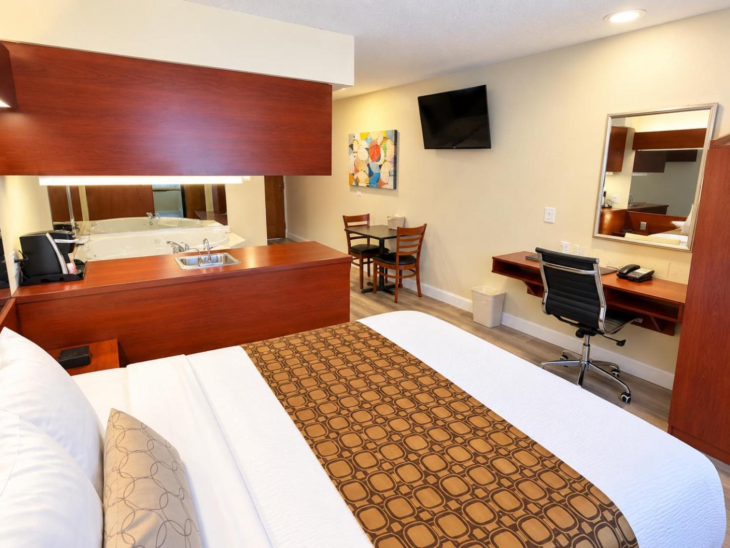 Luxury Queen Suite Jetted Tub Non-Smoking