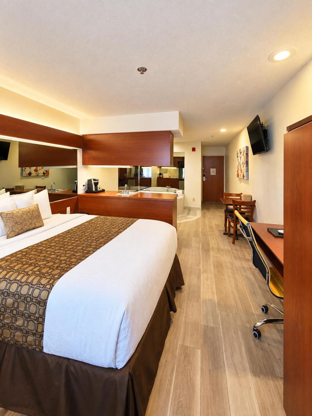 Luxury Queen Suite Jetted Tub Non-Smoking