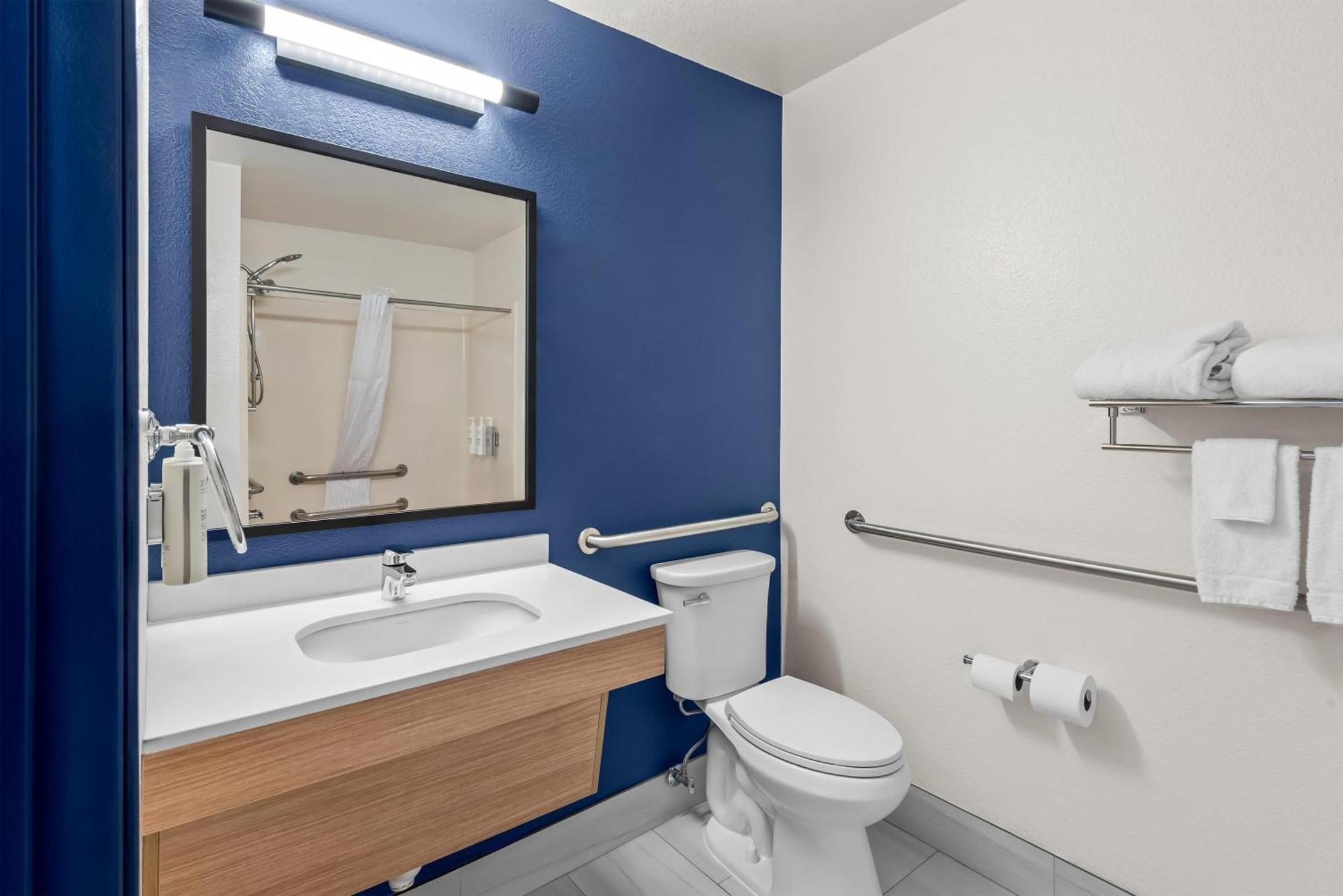 King Room One King Bed Tub Mobility or Hearing Accessible