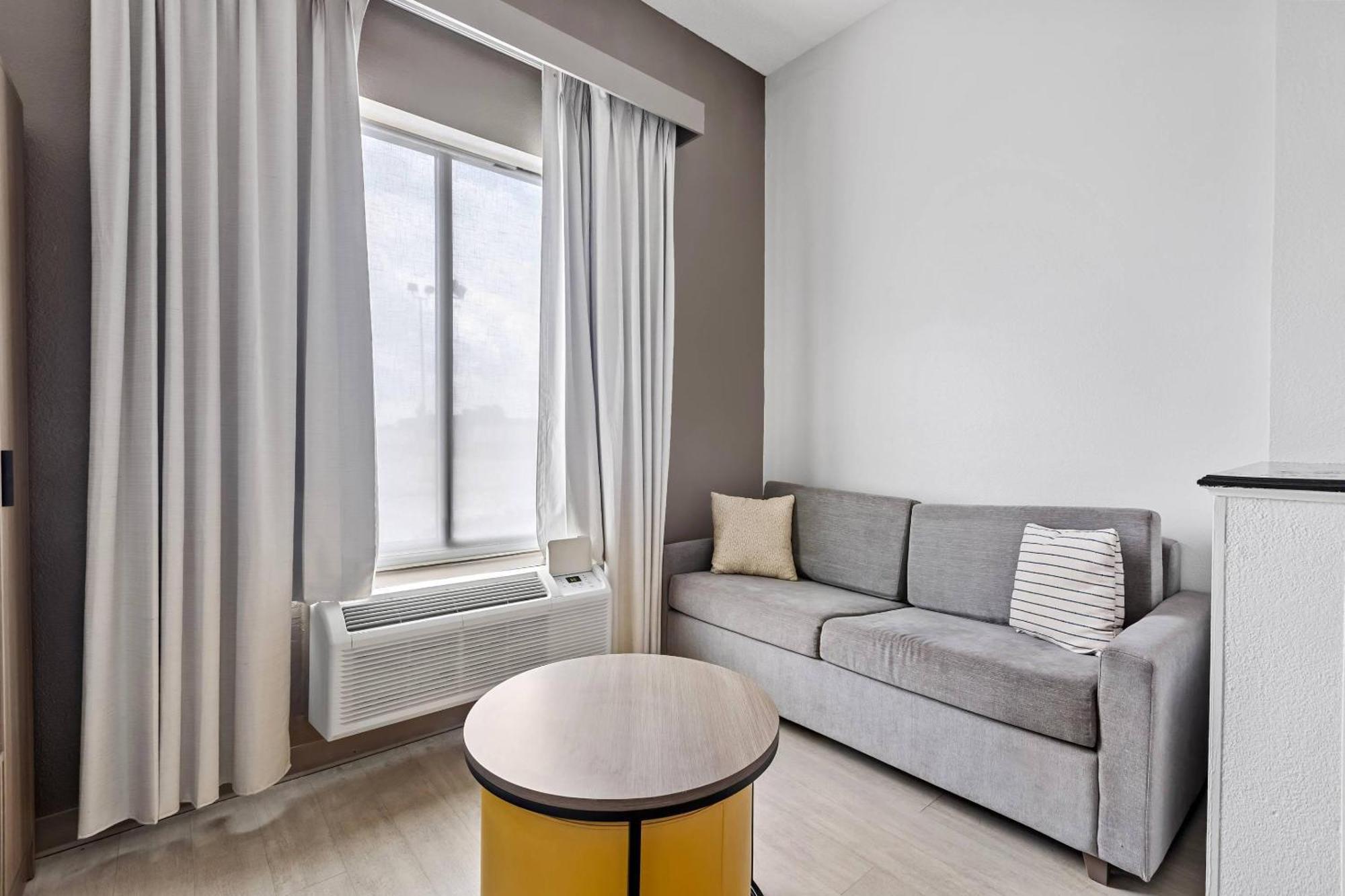 Queen Suite Two Queen Beds Non-Smoking or Pet Friendly