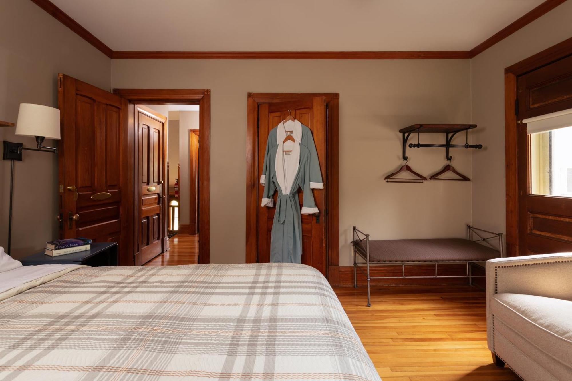 Deluxe Queen Room