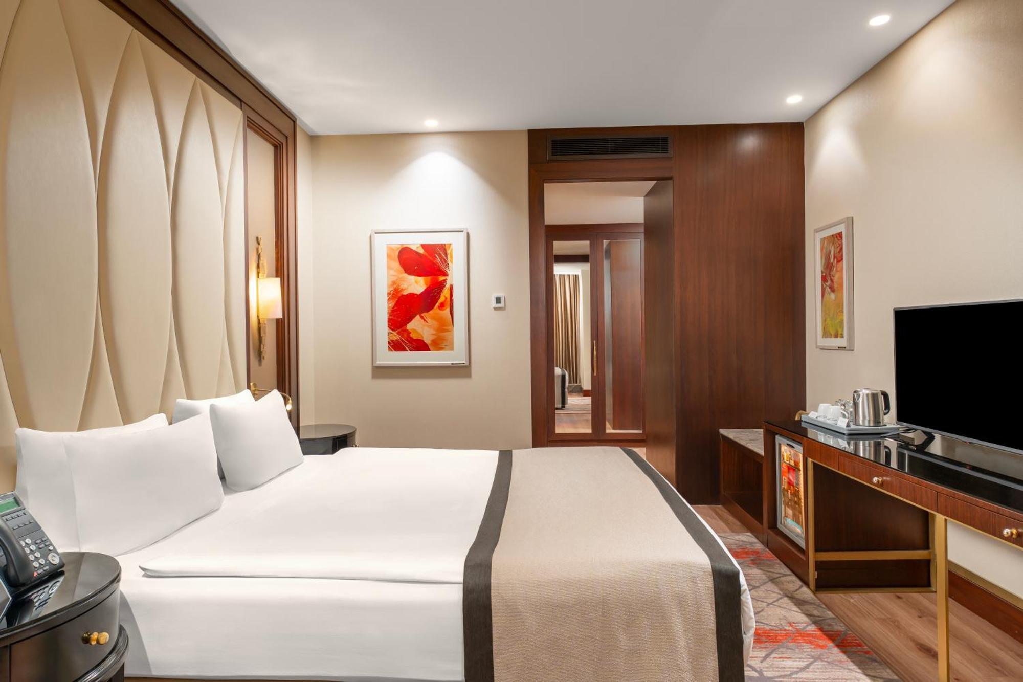 Trendy Room Queen Size Bed