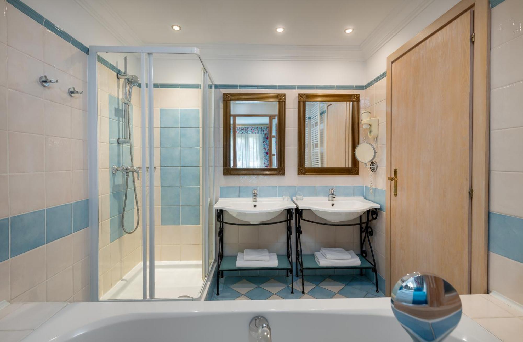 Superior Double Room partial sea view