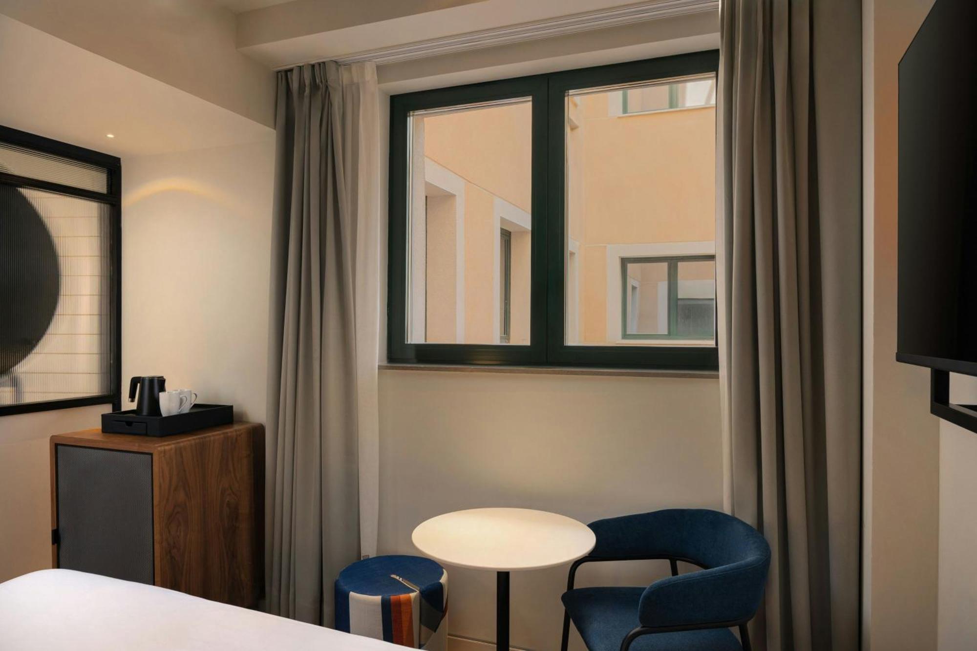 Aloft Queen Room