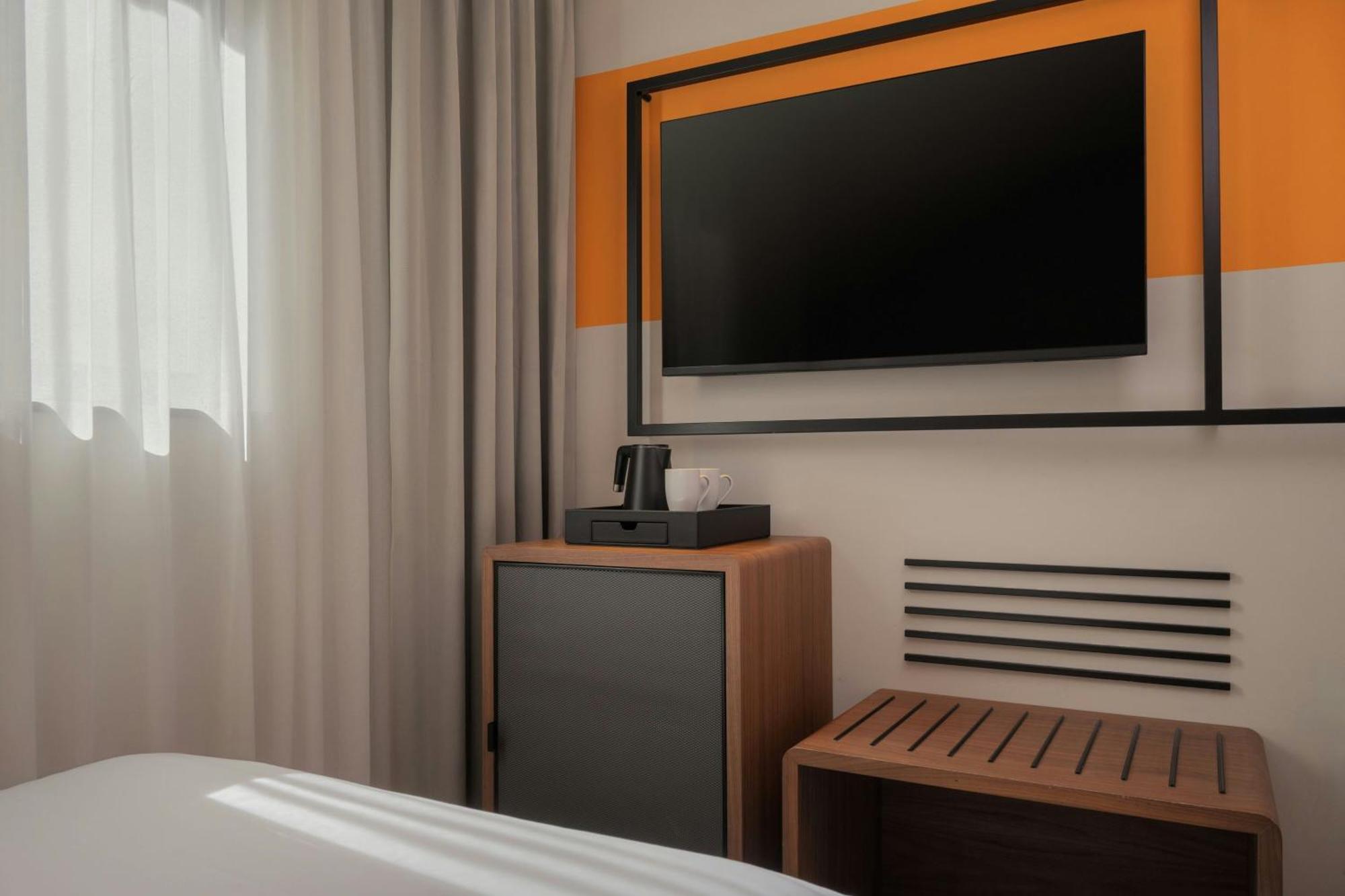 Aloft Queen Room