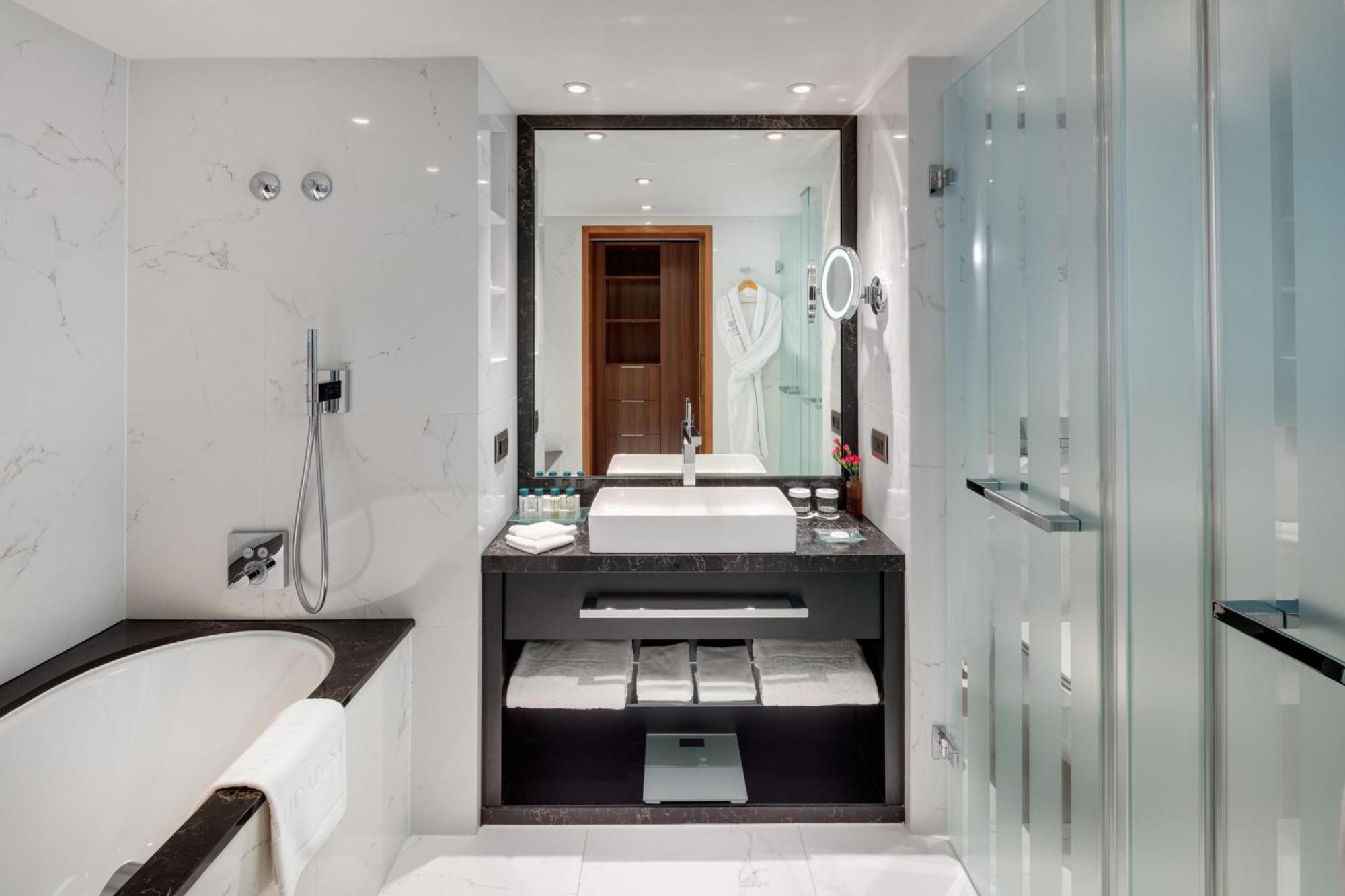 Corvinus Fashion Street View Room