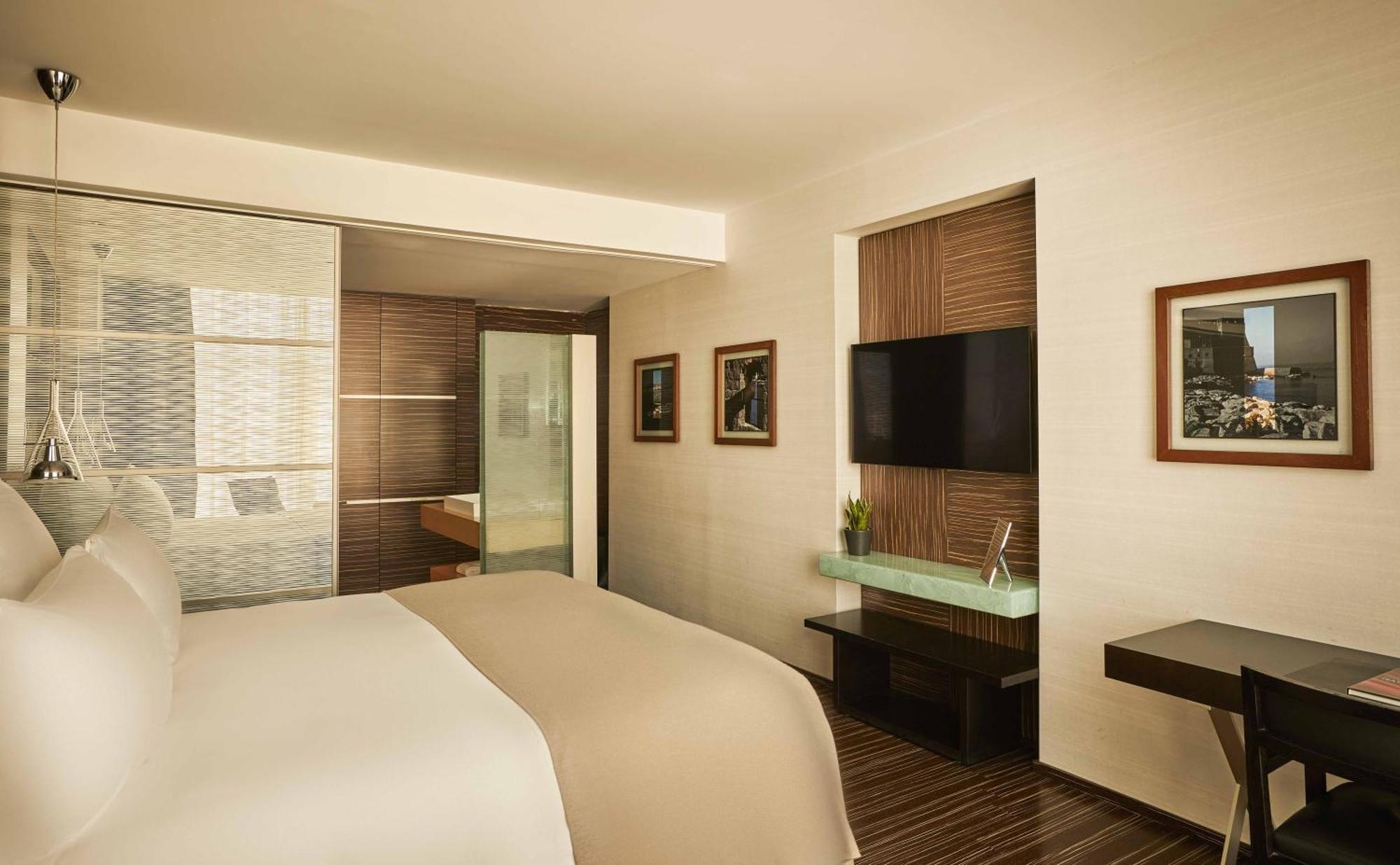 Deluxe Front Room