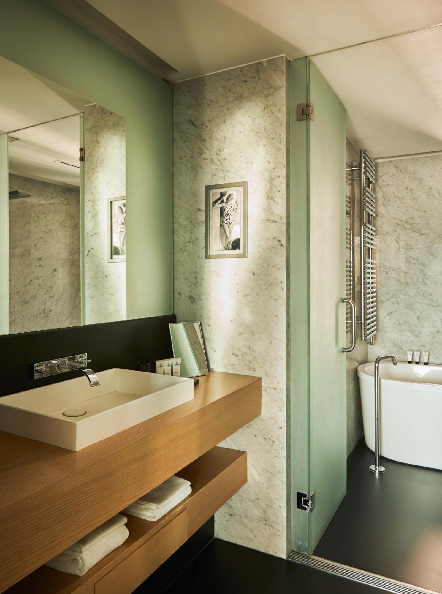 Junior Corner Suite